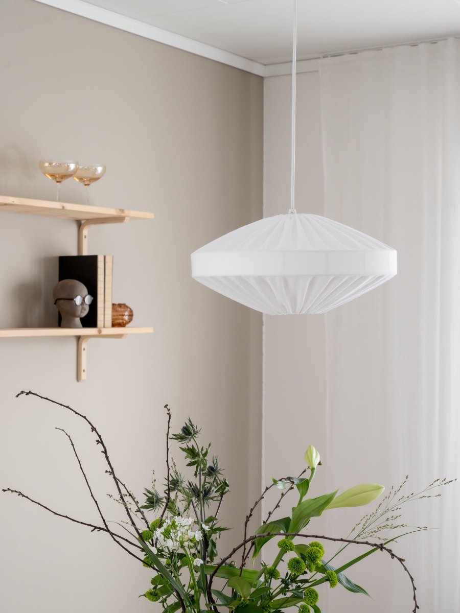 Edith Ø38 Hvit Taklampe Fra PR Home - Taklampe Edith er en moderne skandinavisk "ufo" modell i bomullsstoffet Franza, som gir en myk og glatt glans.