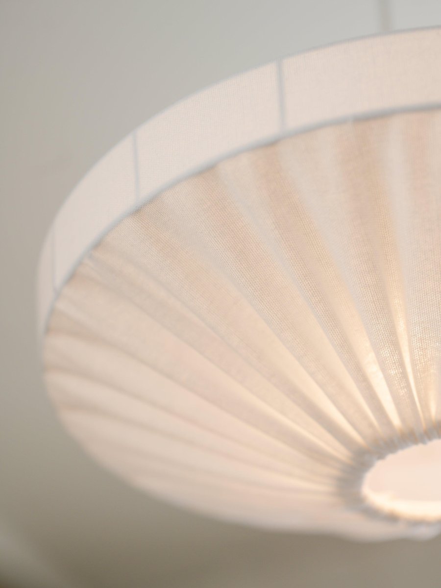 Edith Ø38 Hvit Taklampe Fra PR Home - Taklampe Edith er en moderne skandinavisk "ufo" modell i bomullsstoffet Franza, som gir en myk og glatt glans.