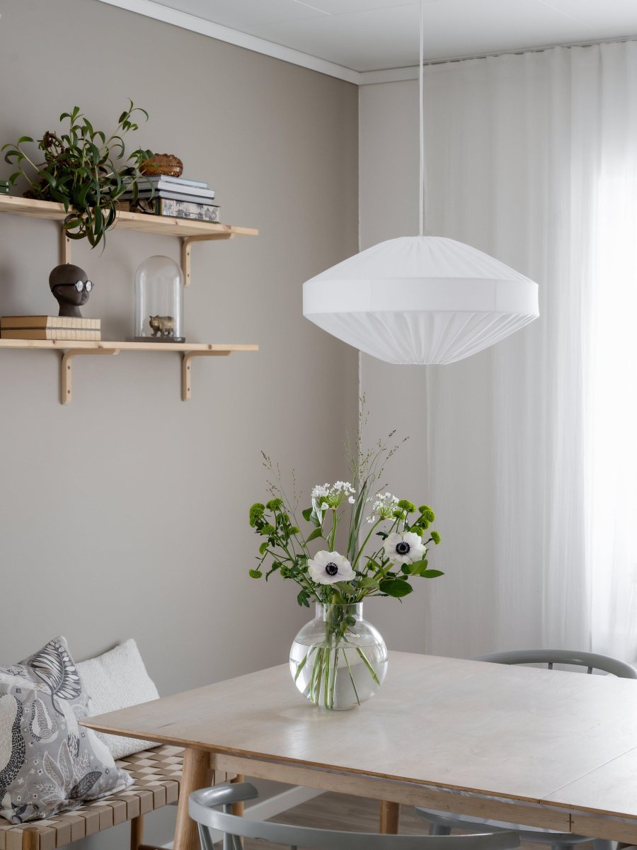 Edith Ø50 Hvit Taklampe Fra PR Home - Taklampe Edith er en moderne skandinavisk "ufo" modell i bomullsstoffet Franza, som gir en myk og glatt glans.