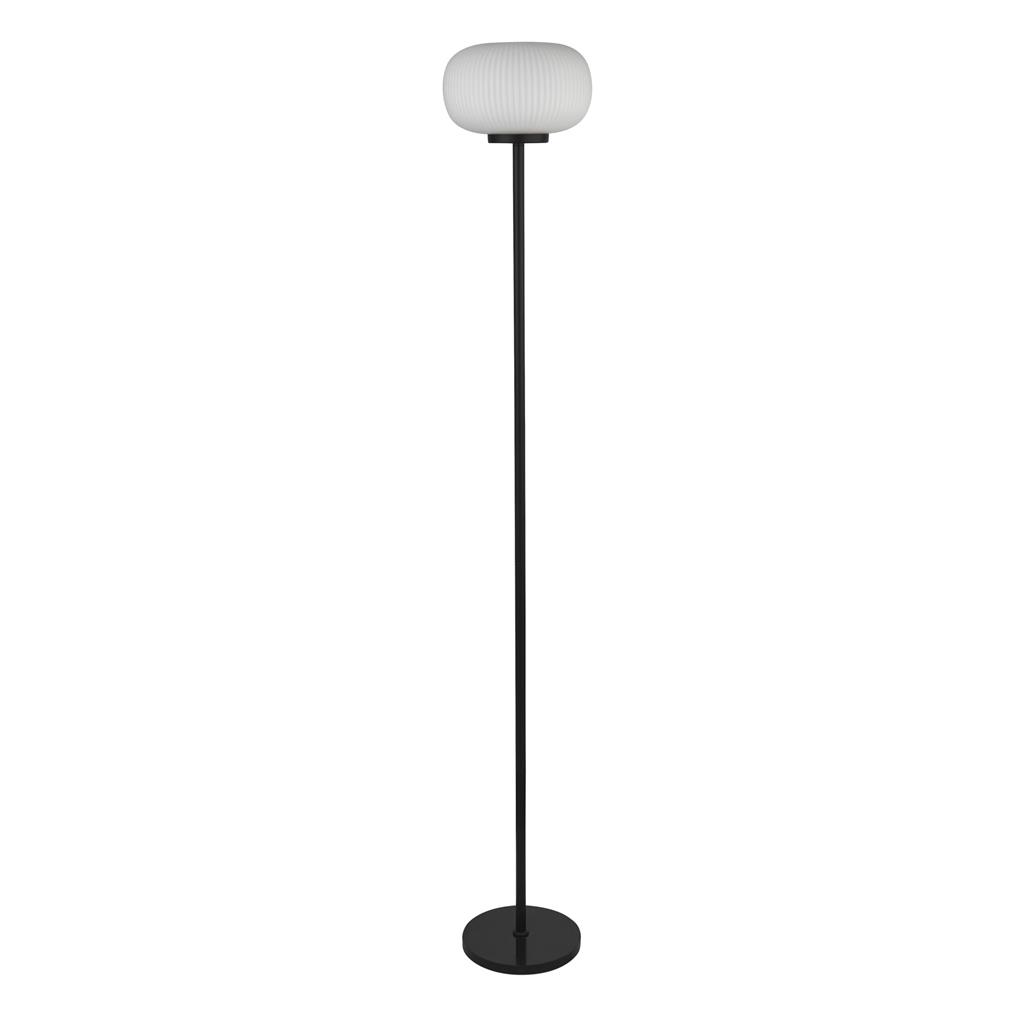 Lumina Svart gulvlampe Fra Searchlight - Lumina gulvlampe kombinerer en matt svart metallramme med riflet opalglass – en kontrast som gir et moderne og elegant preg.