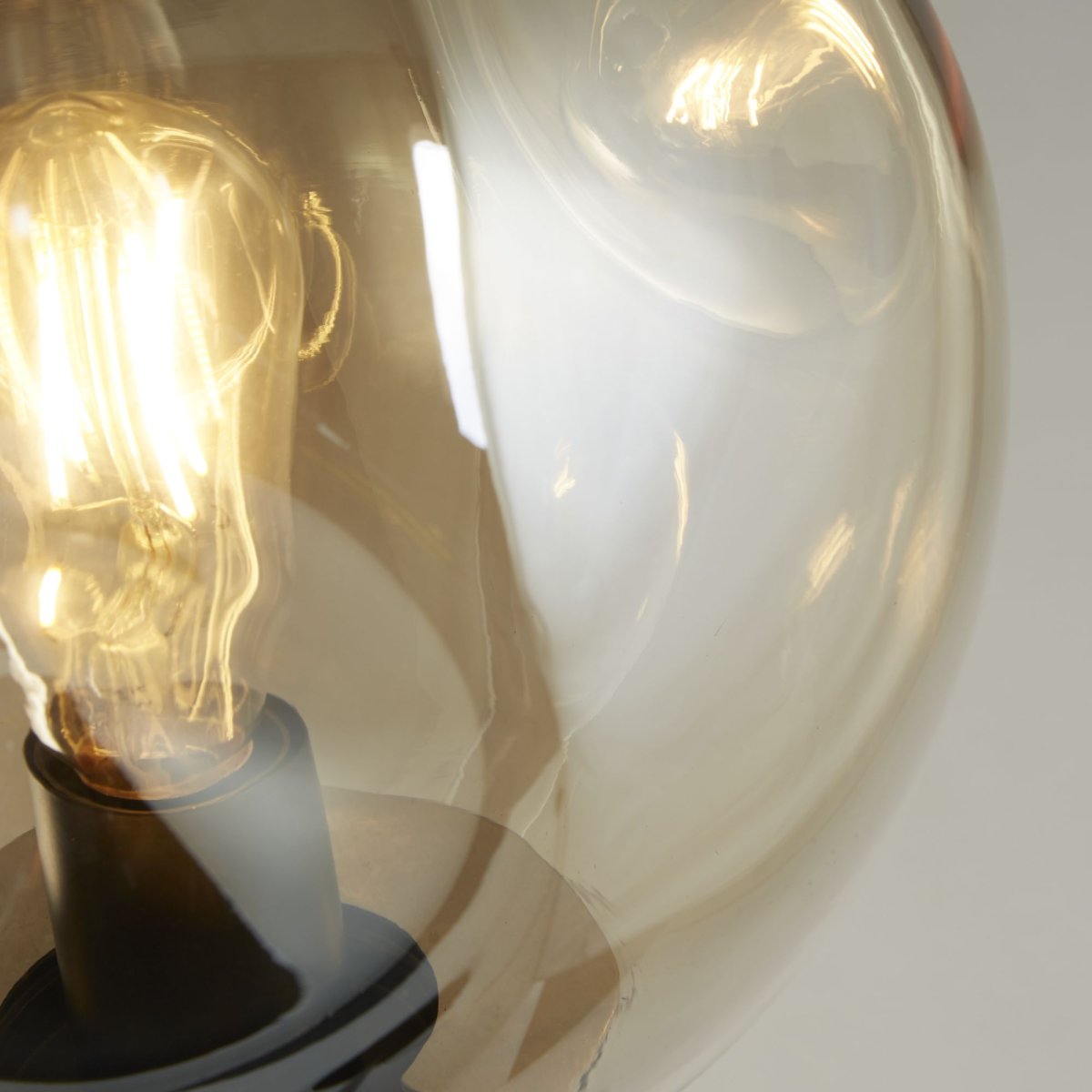 Punch Champagne gulvlampe Fra Searchlight - Punch er en stilig gulvlampe med en champagnefarget glassskjerm som skaper en varm atmosfære i rommet.