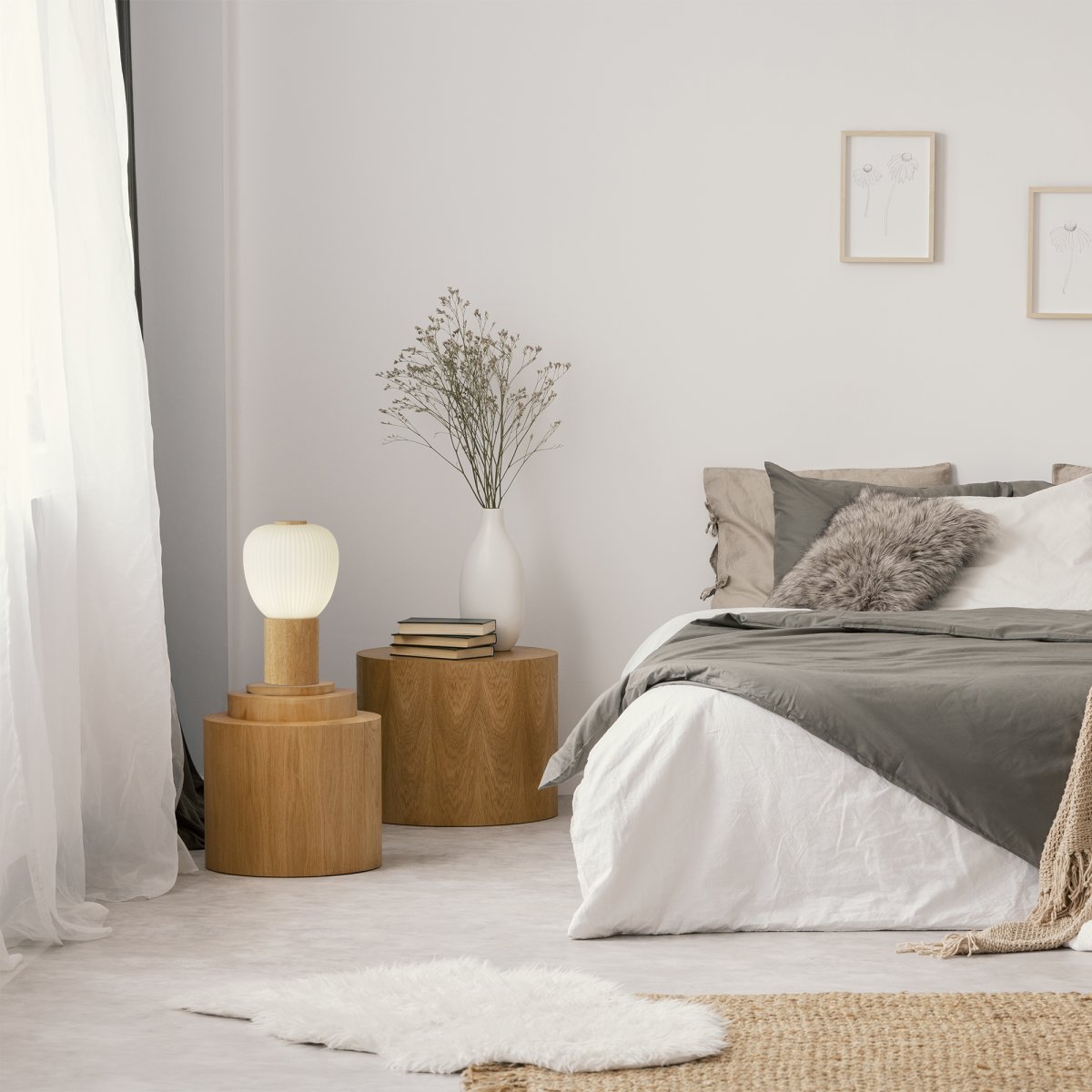 Ella 25cm Tre bordlampe Fra Searchlight - Den riflede opalhvite glassskjermen sprer en myk og behagelig glød, mens foten i vakkert bøketre gir en varm og hjemmekoselig følelse.