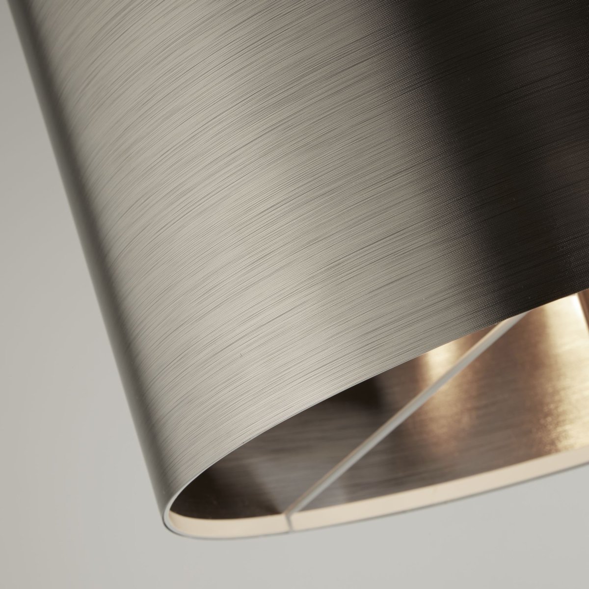 Touch Matt svart gulvlampe Fra Searchlight - Denne lampen har et funksjonelt og stilig element som løfter ethvert rom med sin tidløse design.