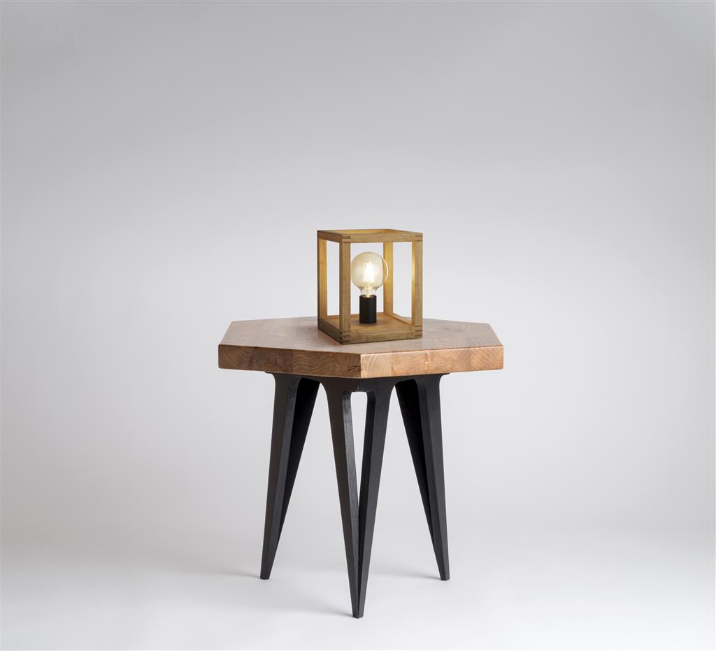 Square 25cm Tre bordlampe Fra Searchlight - Den passer like godt inn i moderne hjem som i mer tradisjonelle miljøer, og er raskt i ferd med å bli en favoritt takket være sin allsidighet og tidløse utseende.