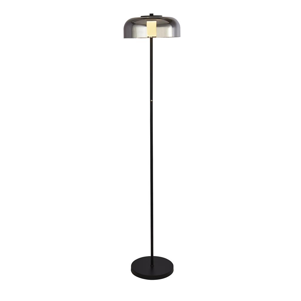 Frisbee Svart gulvlampe Fra Searchlight - Frisbee-gulvlampen kombinerer en stilig mattsvart ramme med en elegant skjerm i røykfarget glass som nesten får et speillignende utseende når lampen er slått av – og som samtidig demper gjenskinn når den er på.