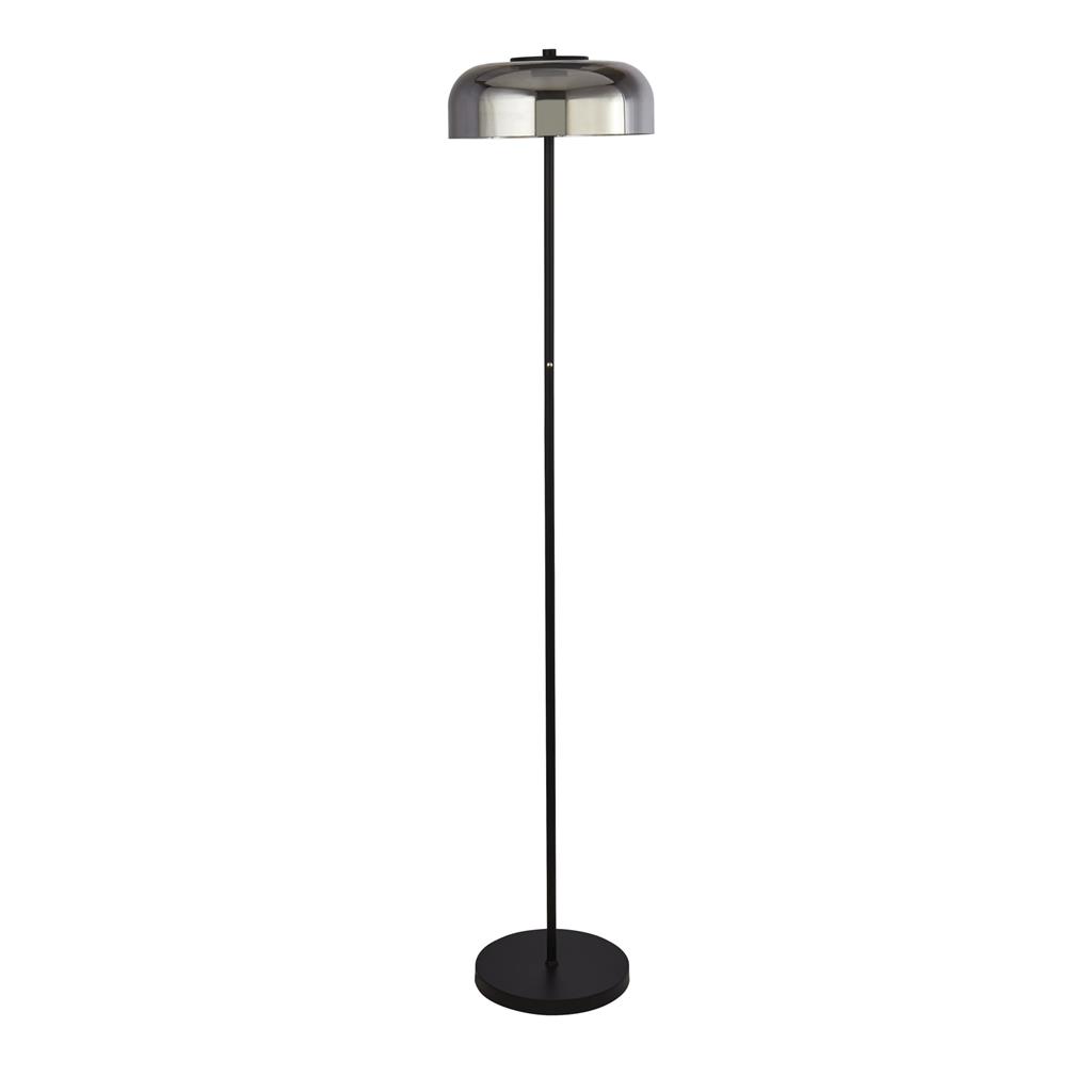 Frisbee Svart gulvlampe Fra Searchlight - Frisbee-gulvlampen kombinerer en stilig mattsvart ramme med en elegant skjerm i røykfarget glass som nesten får et speillignende utseende når lampen er slått av – og som samtidig demper gjenskinn når den er på.
