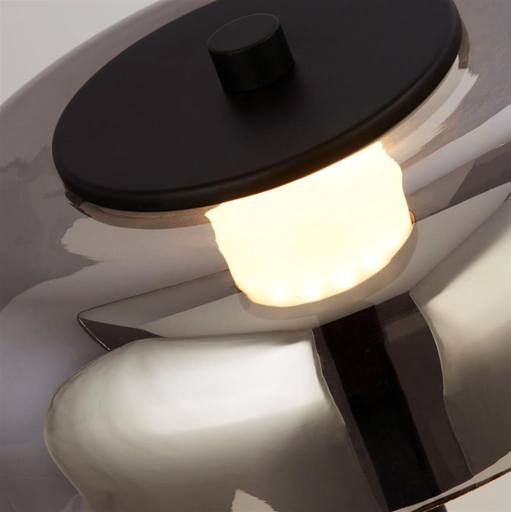 Frisbee Svart gulvlampe Fra Searchlight - Frisbee-gulvlampen kombinerer en stilig mattsvart ramme med en elegant skjerm i røykfarget glass som nesten får et speillignende utseende når lampen er slått av – og som samtidig demper gjenskinn når den er på.