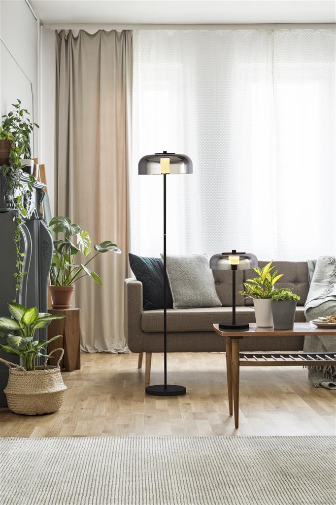 Frisbee Svart gulvlampe Fra Searchlight - Frisbee-gulvlampen kombinerer en stilig mattsvart ramme med en elegant skjerm i røykfarget glass som nesten får et speillignende utseende når lampen er slått av – og som samtidig demper gjenskinn når den er på.