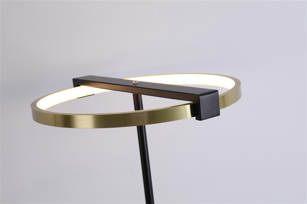 Aerial Messing/svart gulvlampe Fra Searchlight - Aerial er en elegant og moderne gulvlampe med stilige kontraster i sateng messingfinish og svart metall.
