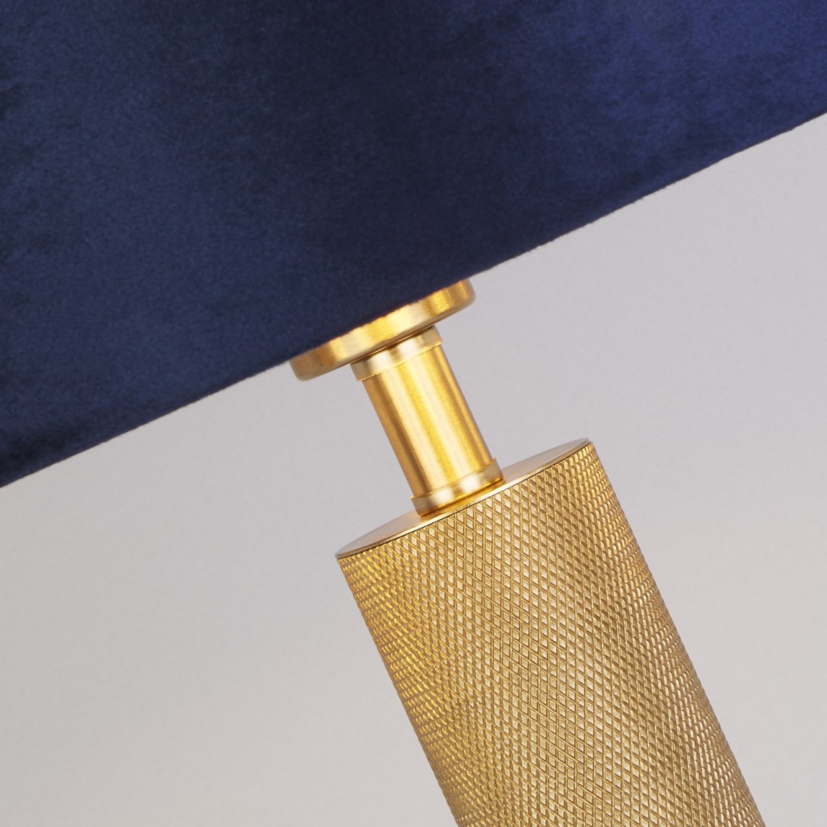 London 63cm Mørk blå bordlampe Fra Searchlight - Den marinebl&aring; lampeskjermen med gyllent interi&oslash;r gir en varm og myk gl&oslash;d, mens den riflede foten i gullfarget metall gir et sofistikert preg.