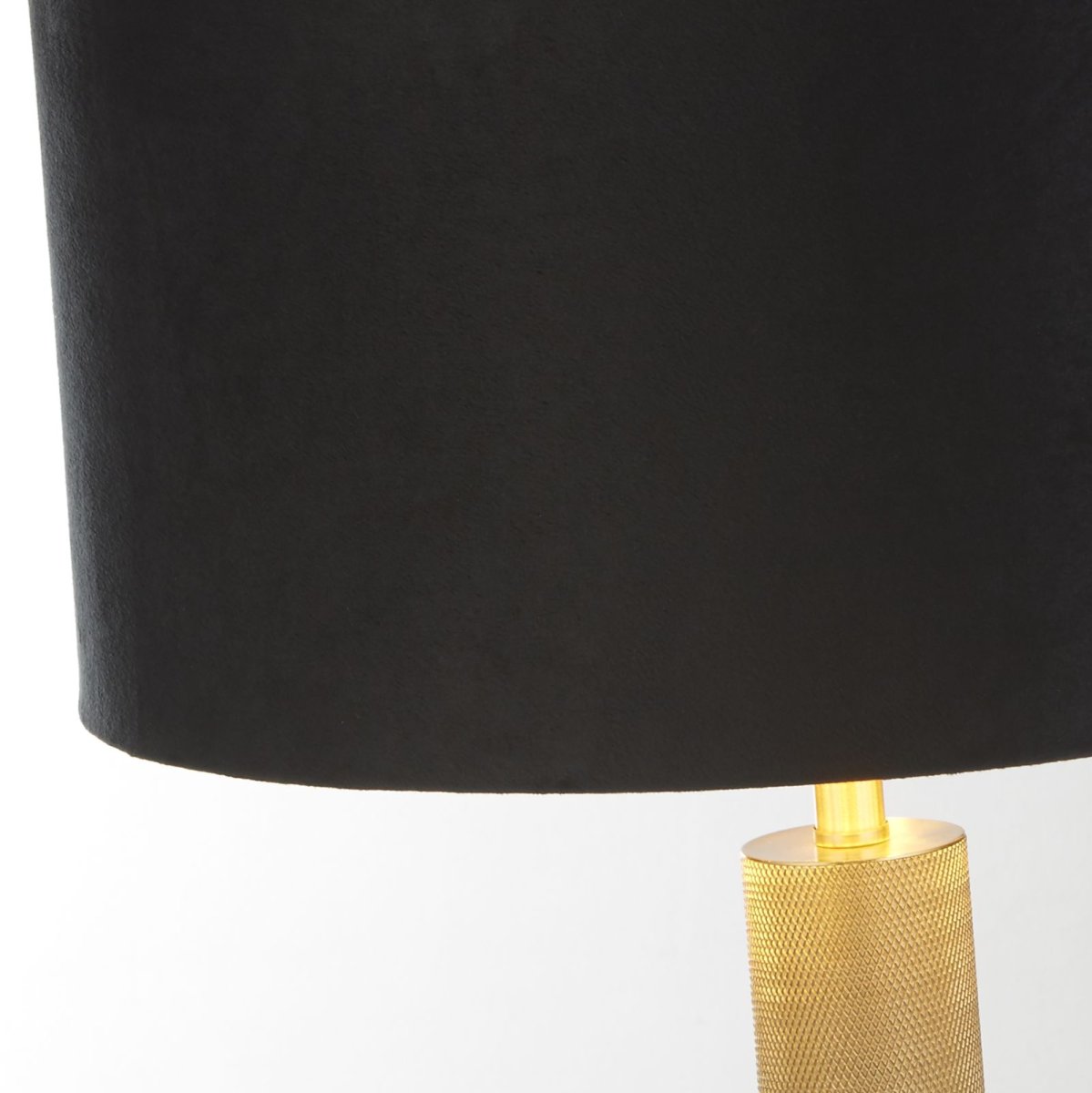 London 63cm Grønn bordlampe Fra Searchlight - Den gr&oslash;nne lampeskjermen med gyllent interi&oslash;r sprer en varm og myk gl&oslash;d, mens den riflede foten i gullfarget metall gir et sofistikert preg.
