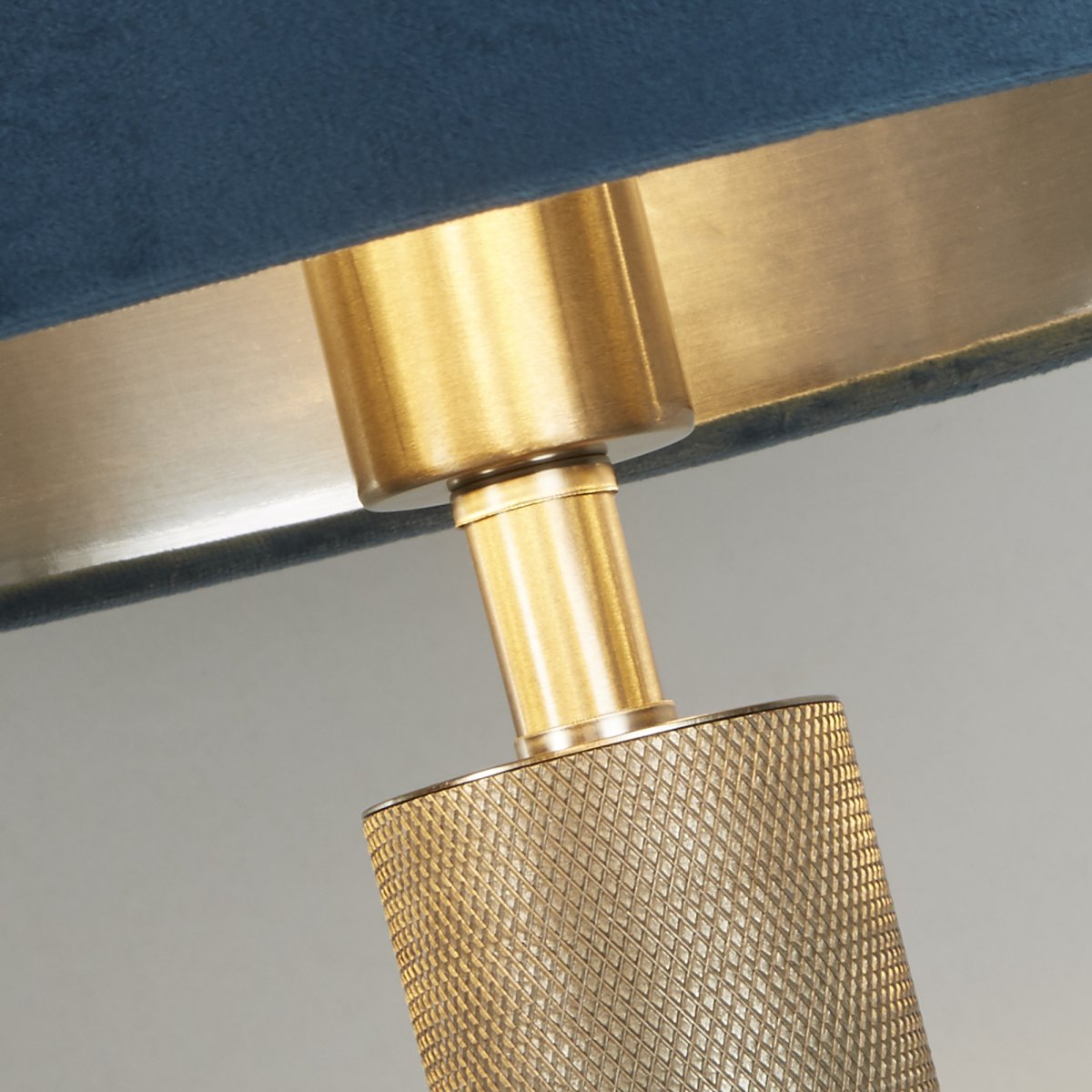 London 63cm Blå-grønn bordlampe Fra Searchlight - Den bl&aring; lampeskjermen med gyllent interi&oslash;r sprer en varm og myk gl&oslash;d, mens den riflede foten i gullfarget metall gir et sofistikert preg.