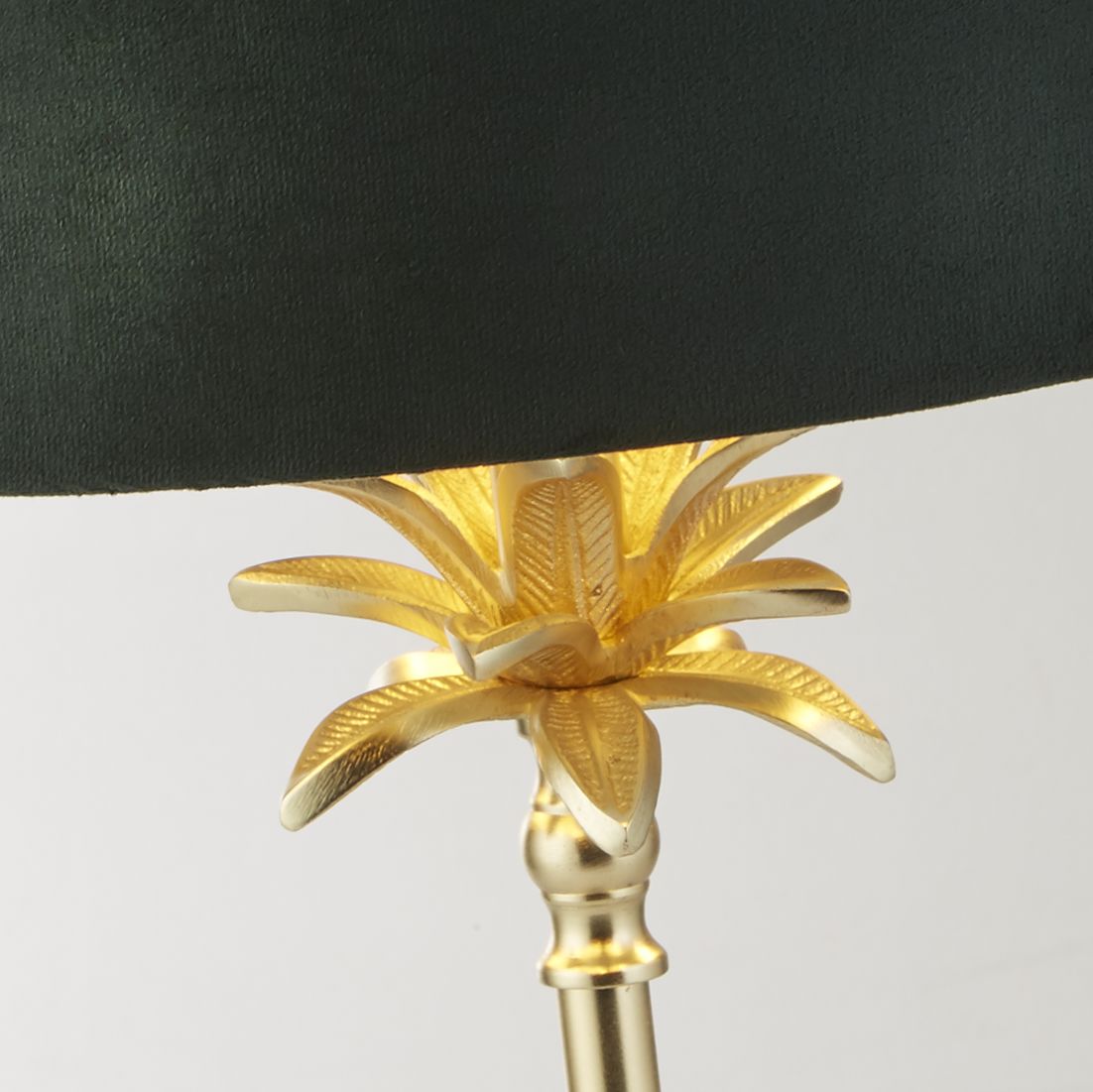 Palm 45cm Grønn bordlampe Fra Searchlight - Kombinasjonen av mørkegrønn og sateng messing utstråler varme og rikdom, og skaper et fengslende fokuspunkt i hjemmet ditt.