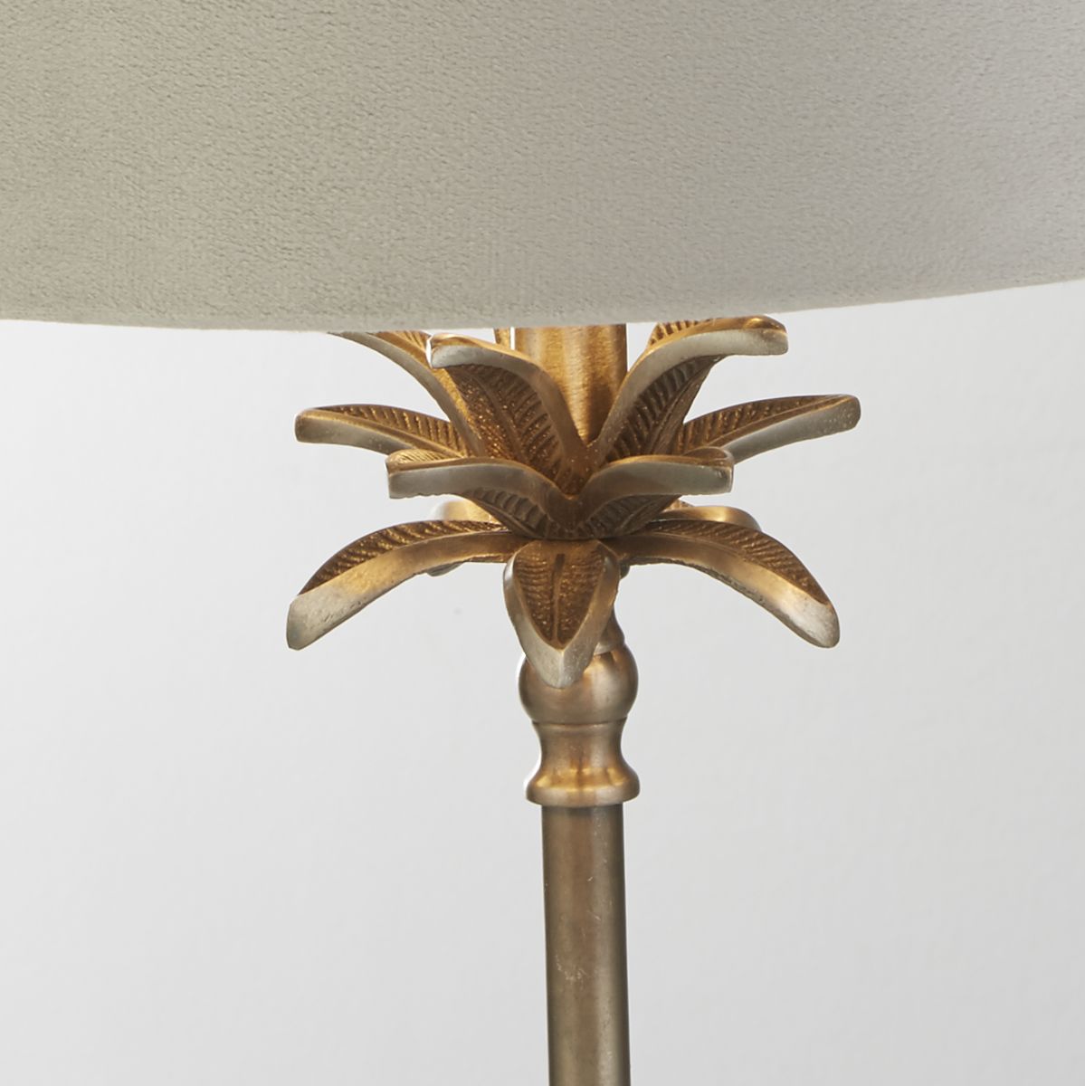 Palm 45cm Grå bordlampe Fra Searchlight - Dens grå og antikke nikkelfinish utstråler varme og rikdom, og skaper et fengslende fokuspunkt i rommet ditt.