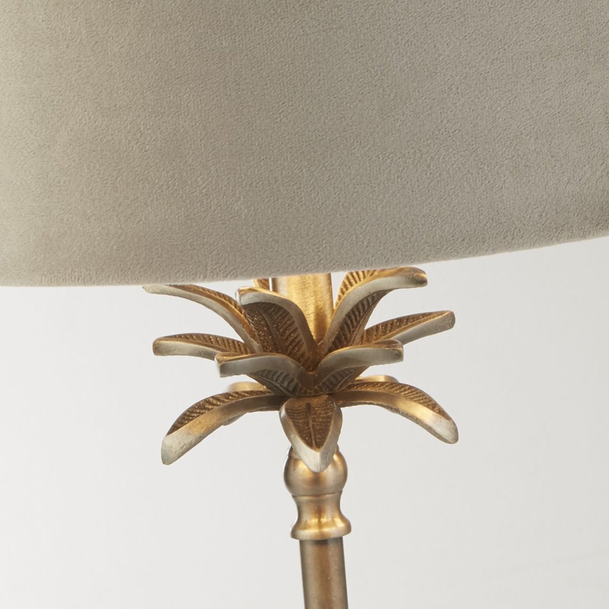 Palm 45cm Taupe bordlampe Fra Searchlight - Dens taupe og antikke nikkel-finish utstråler varme og rikdom, og skaper et fengslende fokuspunkt i rommet ditt.