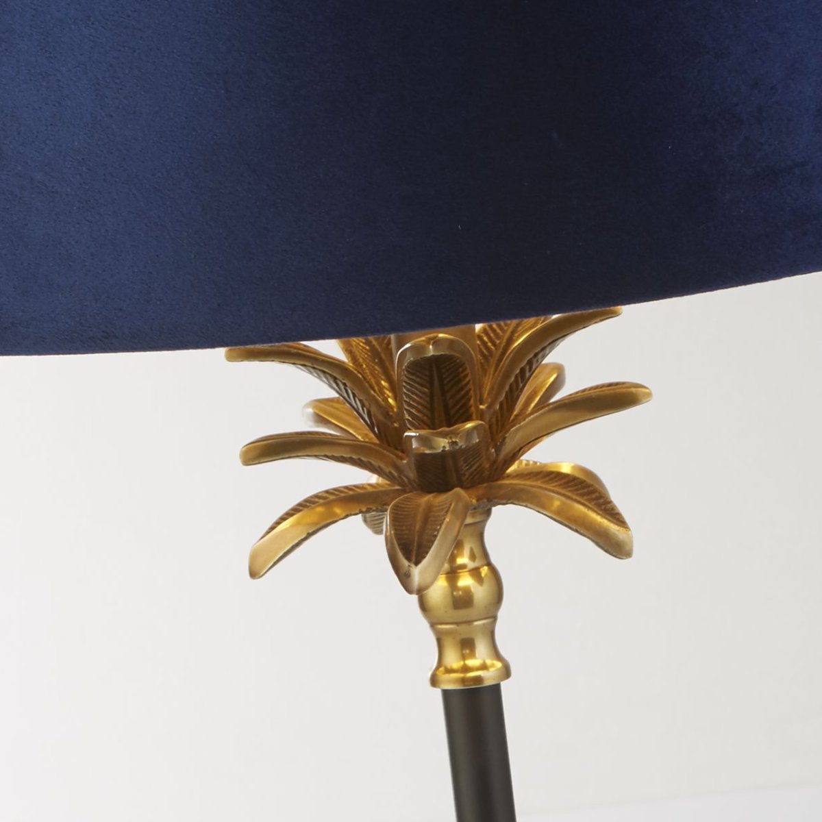 Palm 45cm Blå bordlampe Fra Searchlight - Palm bordlampe kombinerer stil og funksjon på en søt måte og passer både tradisjonelle og moderne interiører.