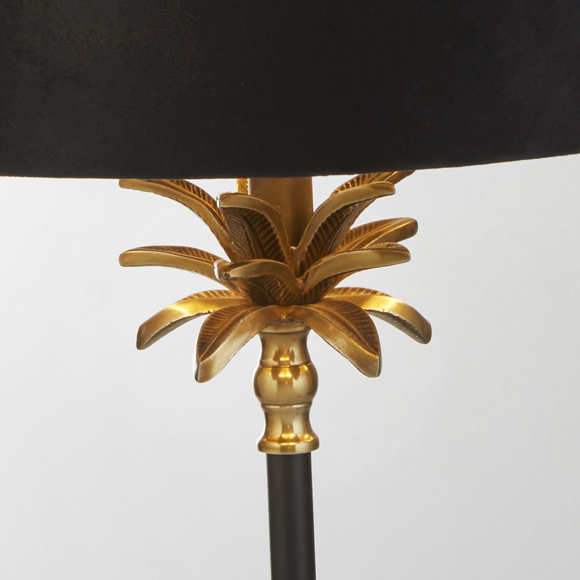 Palm 45cm Svart bordlampe Fra Searchlight - Palm bordlampe kombinerer stil og funksjon på en søt måte og passer til både tradisjonelle og moderne interiører.