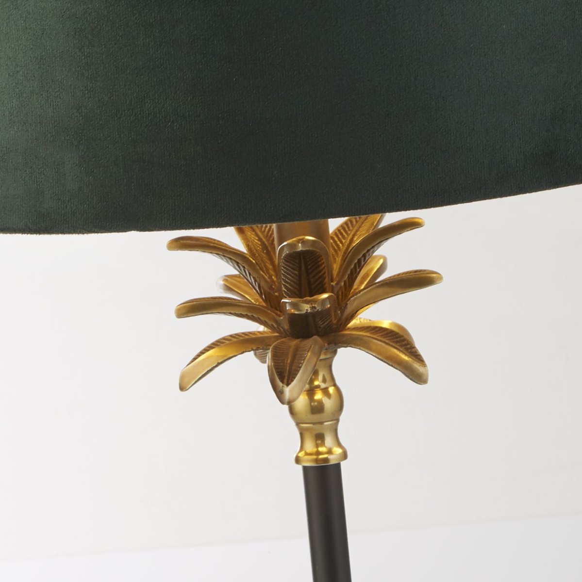 Palm 45cm Grønn bordlampe Fra Searchlight - Palm bordlampe kombinerer stil og funksjon på en søt måte og passer til både tradisjonelle og moderne interiører.