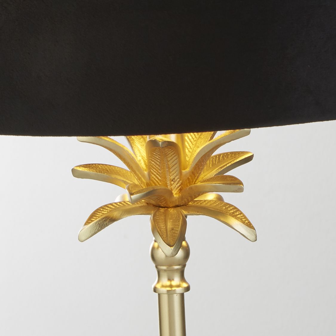 Palm 45cm Svart bordlampe Fra Searchlight - Kombinasjonen av sort og sateng messing utstråler varme og rikdom, og skaper et fengslende fokuspunkt i hjemmet ditt.