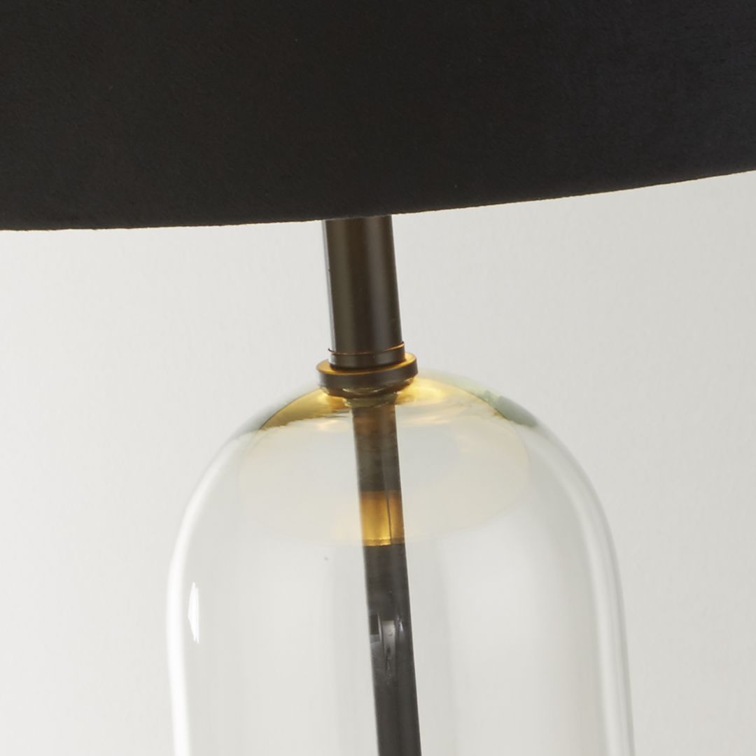 Oxford 44cm Svart bordlampe Fra Searchlight - Med en total h&oslash;yde p&aring; 70 cm og en justerbar tiltvinkel p&aring; 6 grader, utstr&aring;ler lampen b&aring;de eleganse og finesse.