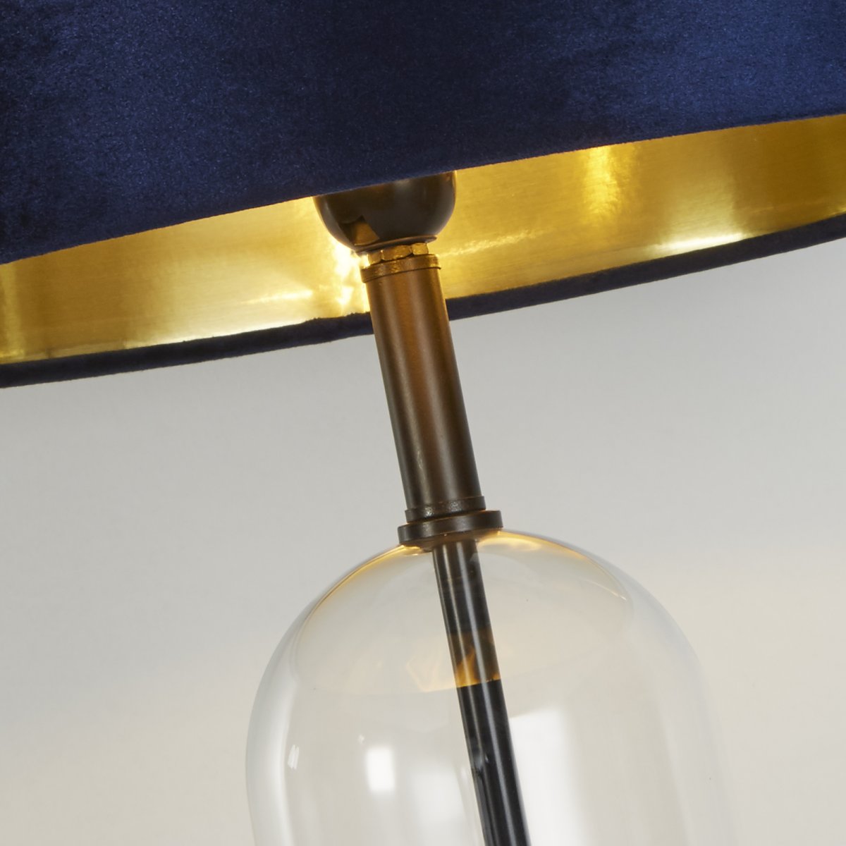 Oxford 44cm Blå bordlampe Fra Searchlight - Oxford bordlampe med sin tidløse marineblå; Skjerm og gullfarget interiør gir en elegant kombinasjon av glass, svart metall og marmor.