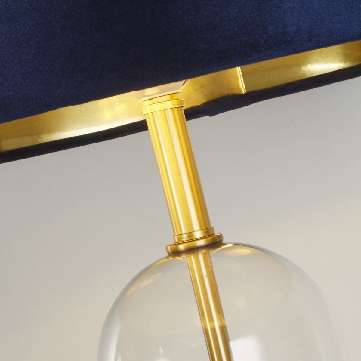 Oxford 44cm Blå bordlampe Fra Searchlight - Med en imponerende glass- og messingsokkel utstr&aring;ler lampen b&aring;de holdbarhet og raffinement, og gir moderne sjarm til ethvert rom.