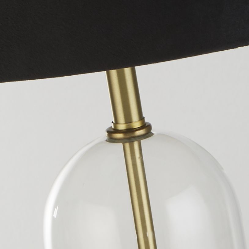 Oxford 44cm Svart bordlampe Fra Searchlight - Med en imponerende glass- og messingsokkel utstr&aring;ler lampen b&aring;de holdbarhet og raffinement, og gir moderne sjarm til ethvert rom.