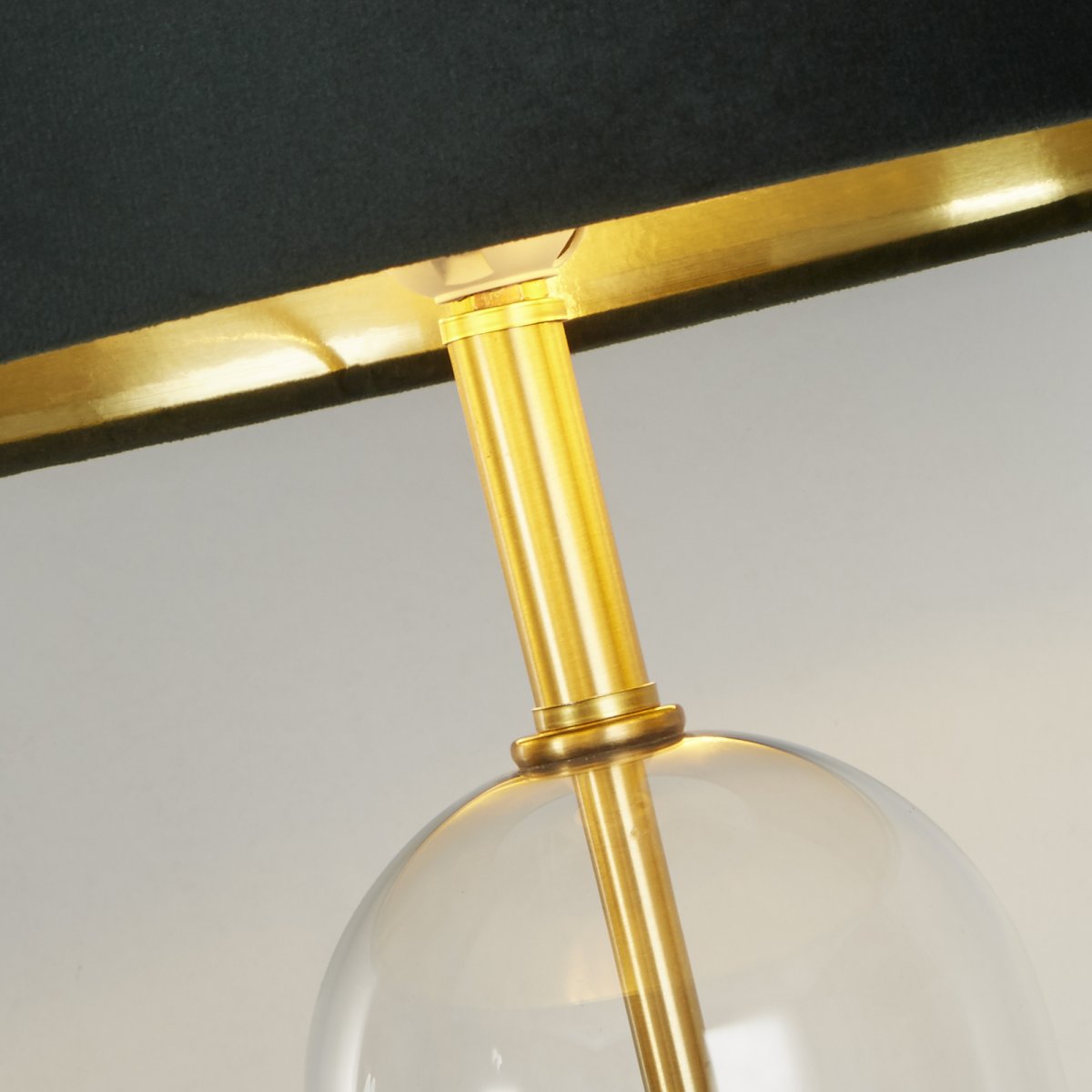 Oxford 44cm Grønn bordlampe Fra Searchlight - Med en imponerende glass- og messingsokkel utstr&aring;ler lampen b&aring;de holdbarhet og raffinement, og gir moderne sjarm til ethvert rom.