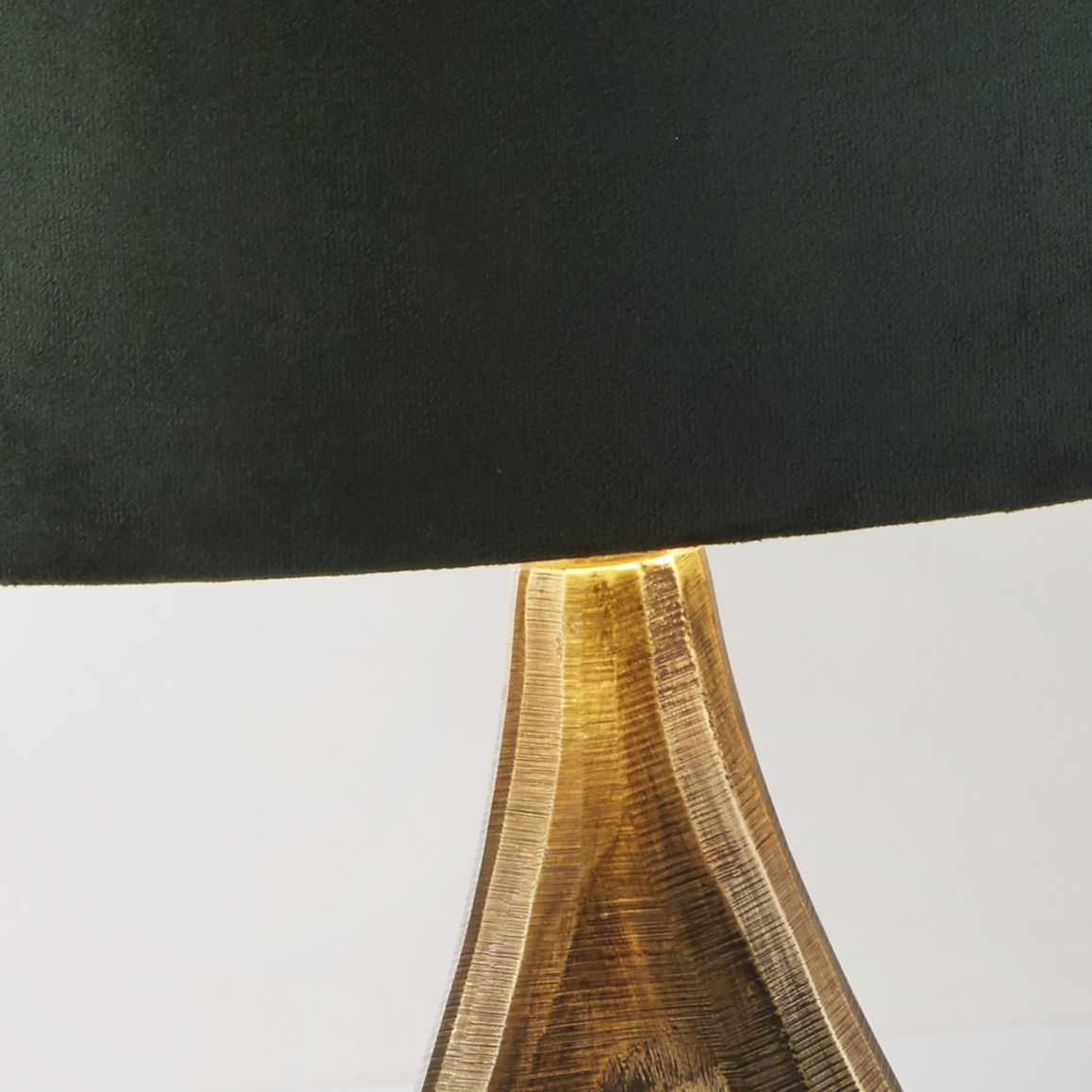 Bucklow 40cm Grønn bordlampe Fra Searchlight - Lampens raffinerte design gir en f&oslash;lelse av sofistikert stil og skaper en varm, myk belysning som er perfekt for &aring; skape en innbydende atmosf&aelig;re i stuen eller soverommet.