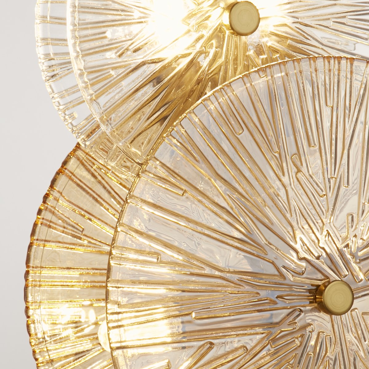 Wagon Wheel 66cm Bronse bordlampe Fra Searchlight - Lampens knuste glasseffekt i klart og ravfarget glass sprer et magisk lys i rommet og skaper vakre skygger som tilfører dybde og atmosfære.