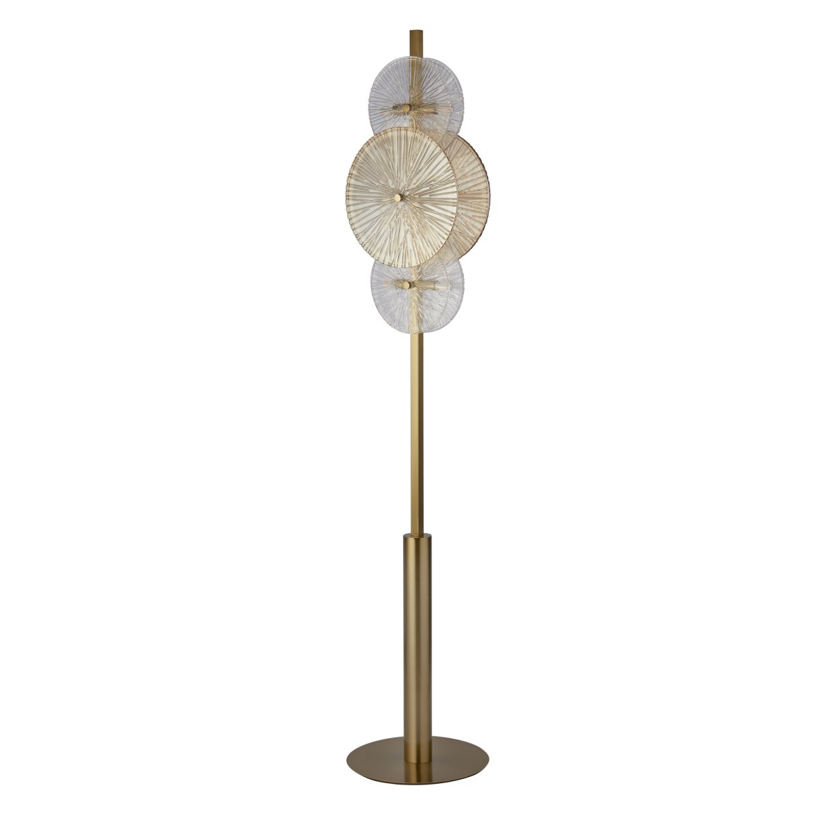 Wagon Wheel Bronse gulvlampe Fra Searchlight - Lampens knuste glasseffekt i klart og ravfarget glass sprer et magisk lys i rommet og skaper vakre skygger som tilfører dybde og atmosfære.