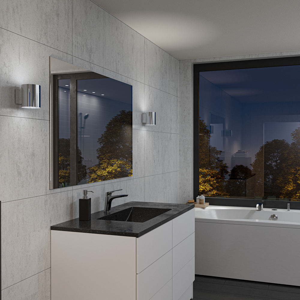 Evoke S Krom vegglampe Fra Herstal - Den smarta konstruktionen med b&aring;de upp- och nerljus g&ouml;r den till ett utm&auml;rkt val f&ouml;r att belysa din hall, vardagsrum eller sovrum p&aring; ett subtilt men effektfullt s&auml;tt.