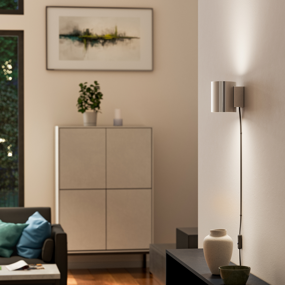 Evoke S Krom vegglampe Fra Herstal - Den smarta konstruktionen med b&aring;de upp- och nerljus g&ouml;r den till ett utm&auml;rkt val f&ouml;r att belysa din hall, vardagsrum eller sovrum p&aring; ett subtilt men effektfullt s&auml;tt.