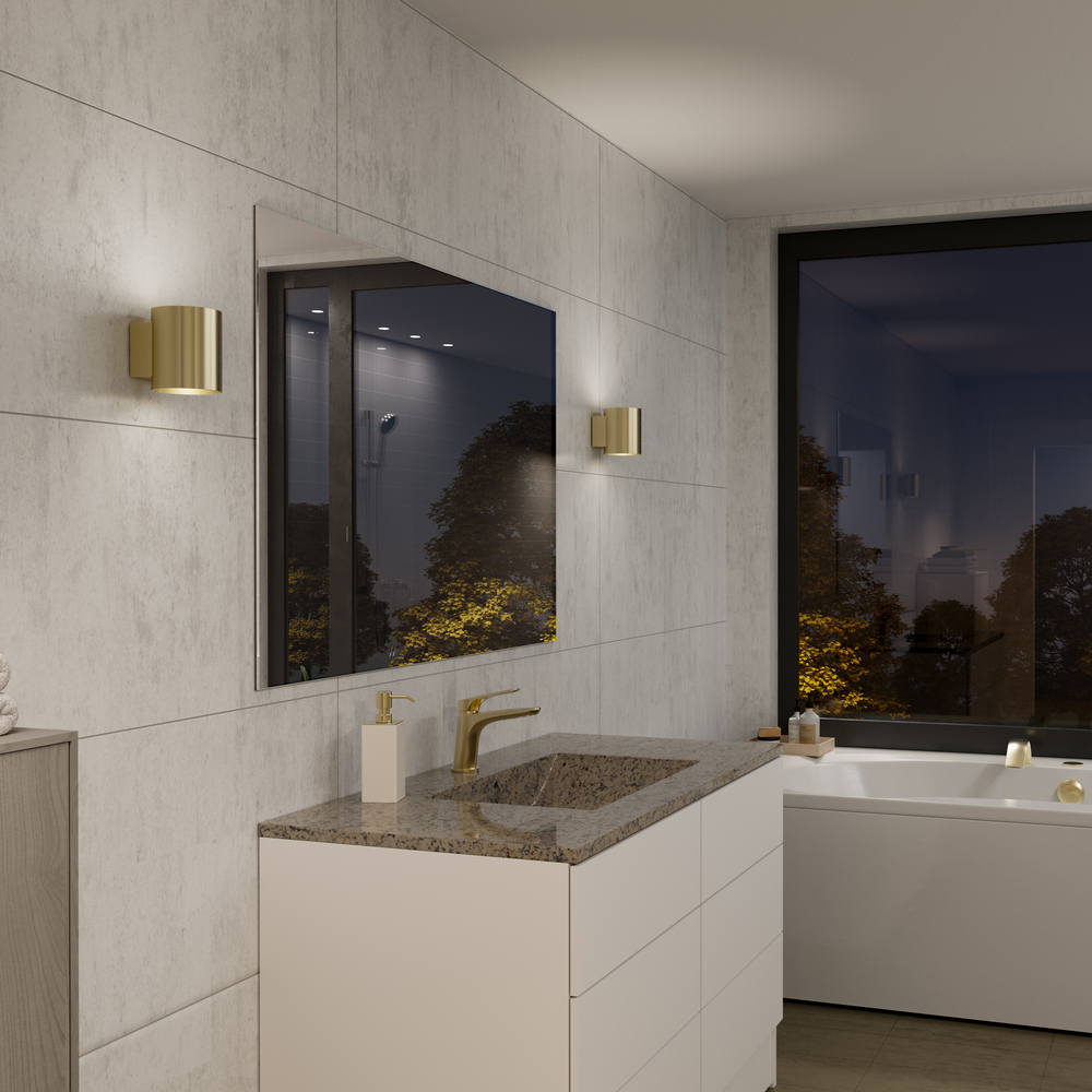 Evoke S Sateng messing vegglampe Fra Herstal - Den smarta konstruktionen med b&aring;de upp- och nerljus g&ouml;r den till ett utm&auml;rkt val f&ouml;r att belysa din hall, vardagsrum eller sovrum p&aring; ett subtilt men effektfullt s&auml;tt.