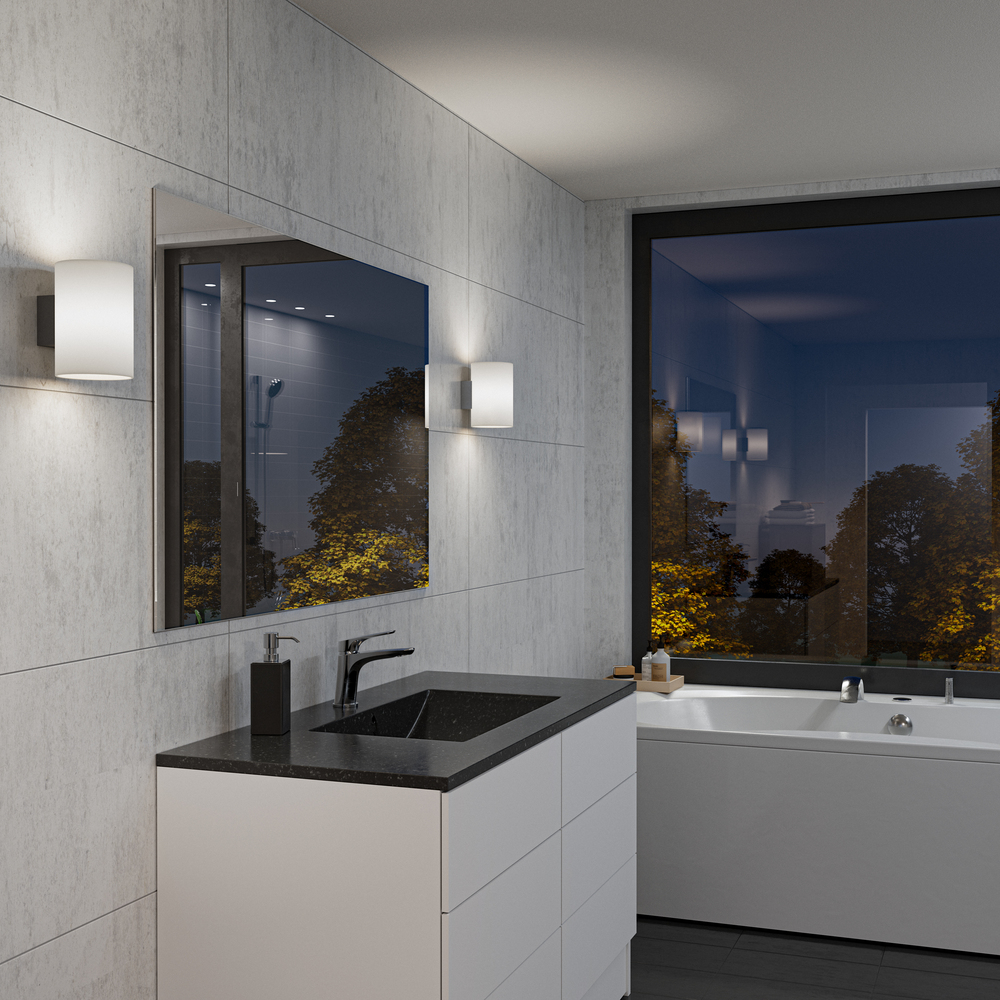 Evoke L Antrasitt/opal vegglampe Fra Herstal - Den smarta konstruktionen med b&aring;de upp- och nerljus g&ouml;r den till ett utm&auml;rkt val f&ouml;r att belysa din hall, vardagsrum eller sovrum p&aring; ett subtilt men effektfullt s&auml;tt.