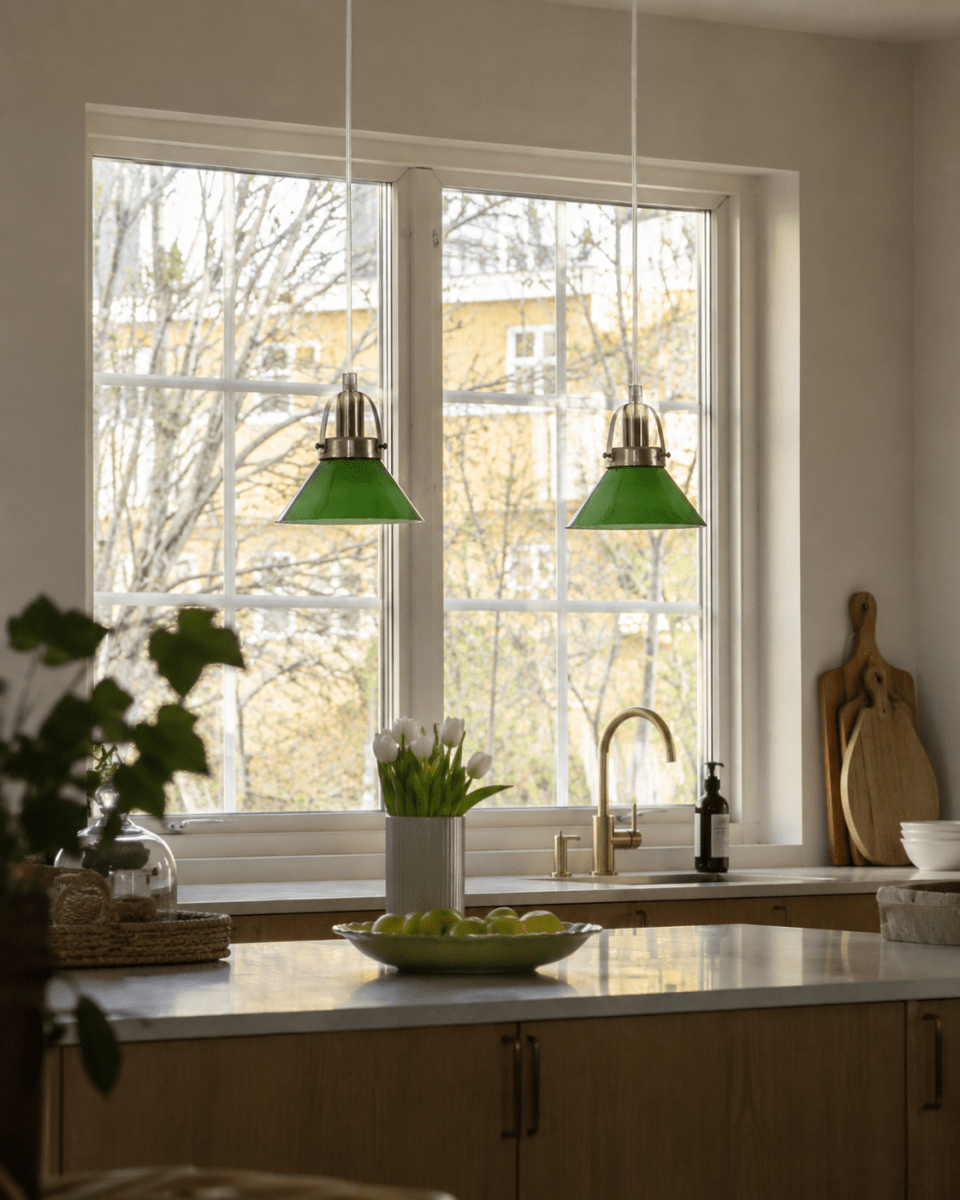 Mäster Ø15 Antikk messing/grønn vinduslampe Fra Lampan - M&auml;ster vinduslampe er en tidl&oslash;s og elegant lampe som passer perfekt inn i b&aring;de klassiske og moderne hjem.