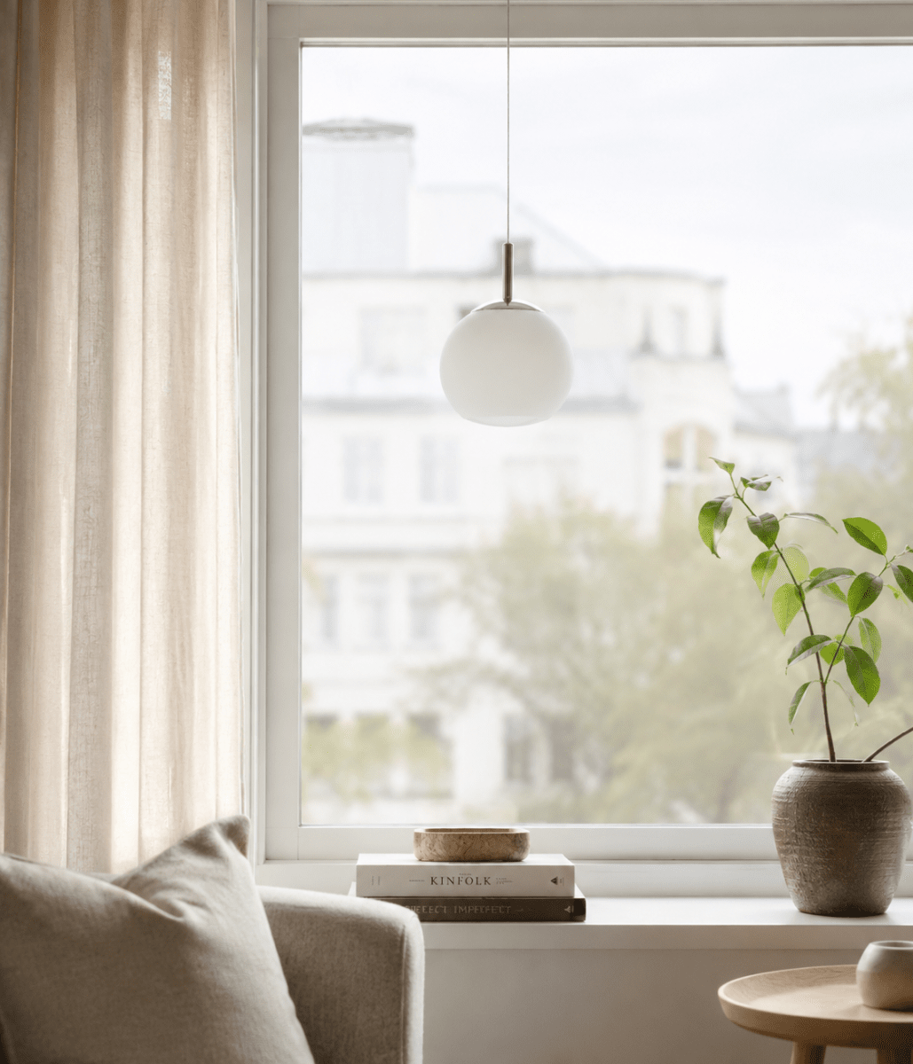 Globi Ø15 Krom/hvit vinduslampe Fra Nordic Lighting - Globi vinduslampe er en stilig og moderne lampe som gir rommet en varm og koselig f&oslash;lelse.