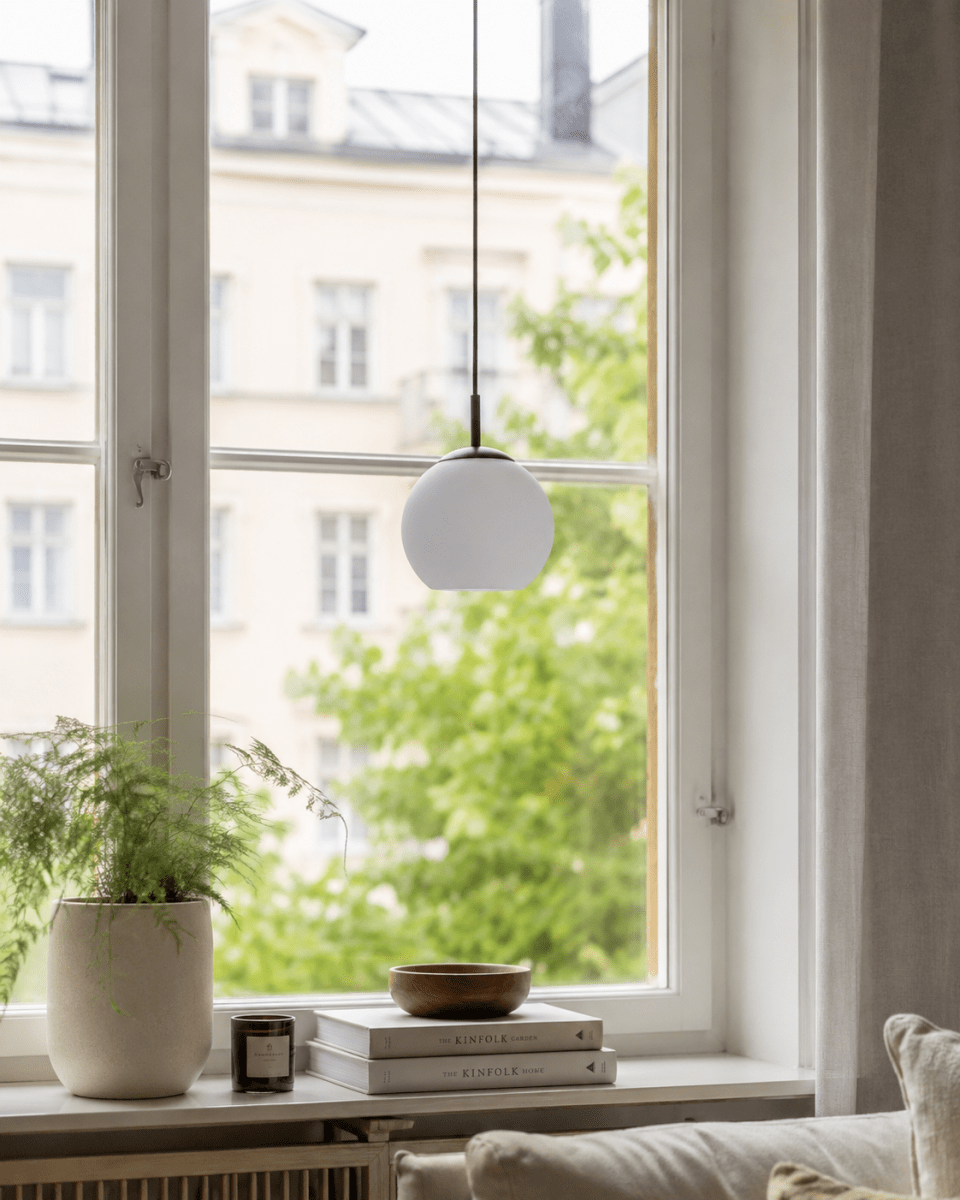 Globi Ø15 Svart og hvitt vinduslampe Fra Nordic Lighting - Globi-vinduslampen er en stilig og moderne lampe som gir rommet en varm og koselig f&oslash;lelse.