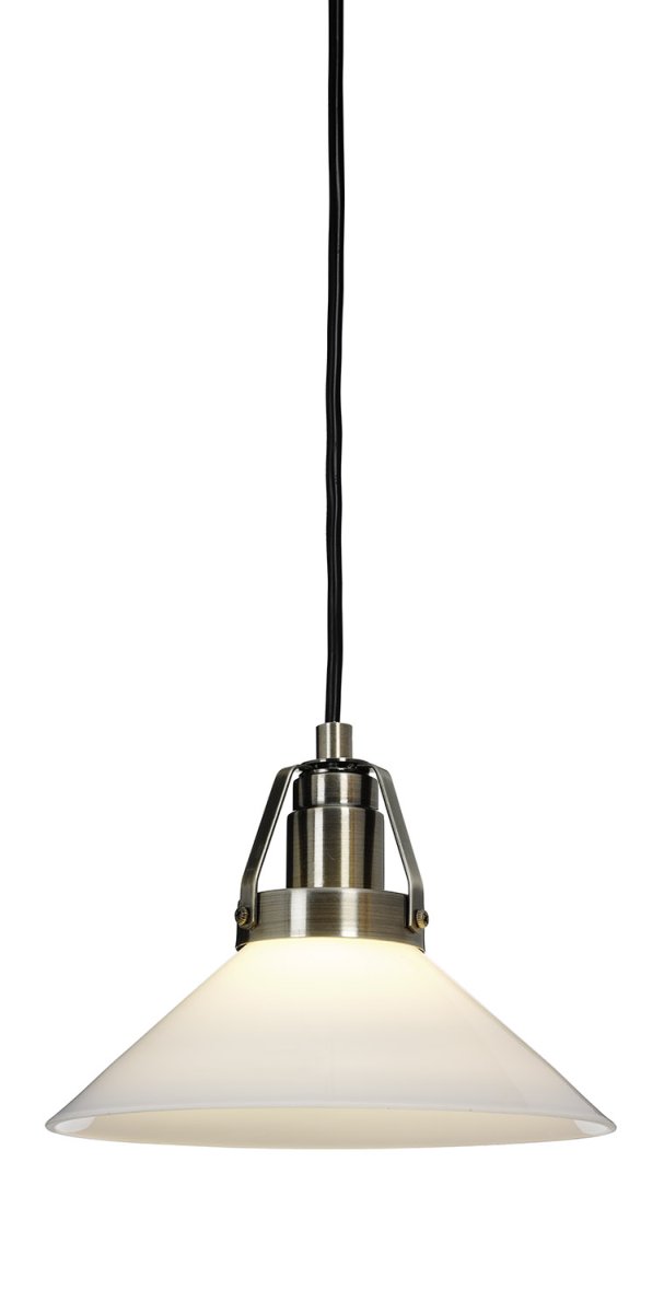 Skomakerlampe Ø20 Hvit vinduslampe Fra Cottex - Kombinasjonen av det elegante hvite glasset og de vakre messingdetaljene gir lampen et sofistikert preg som passer b&aring;de tradisjonelt og moderne interi&oslash;r.