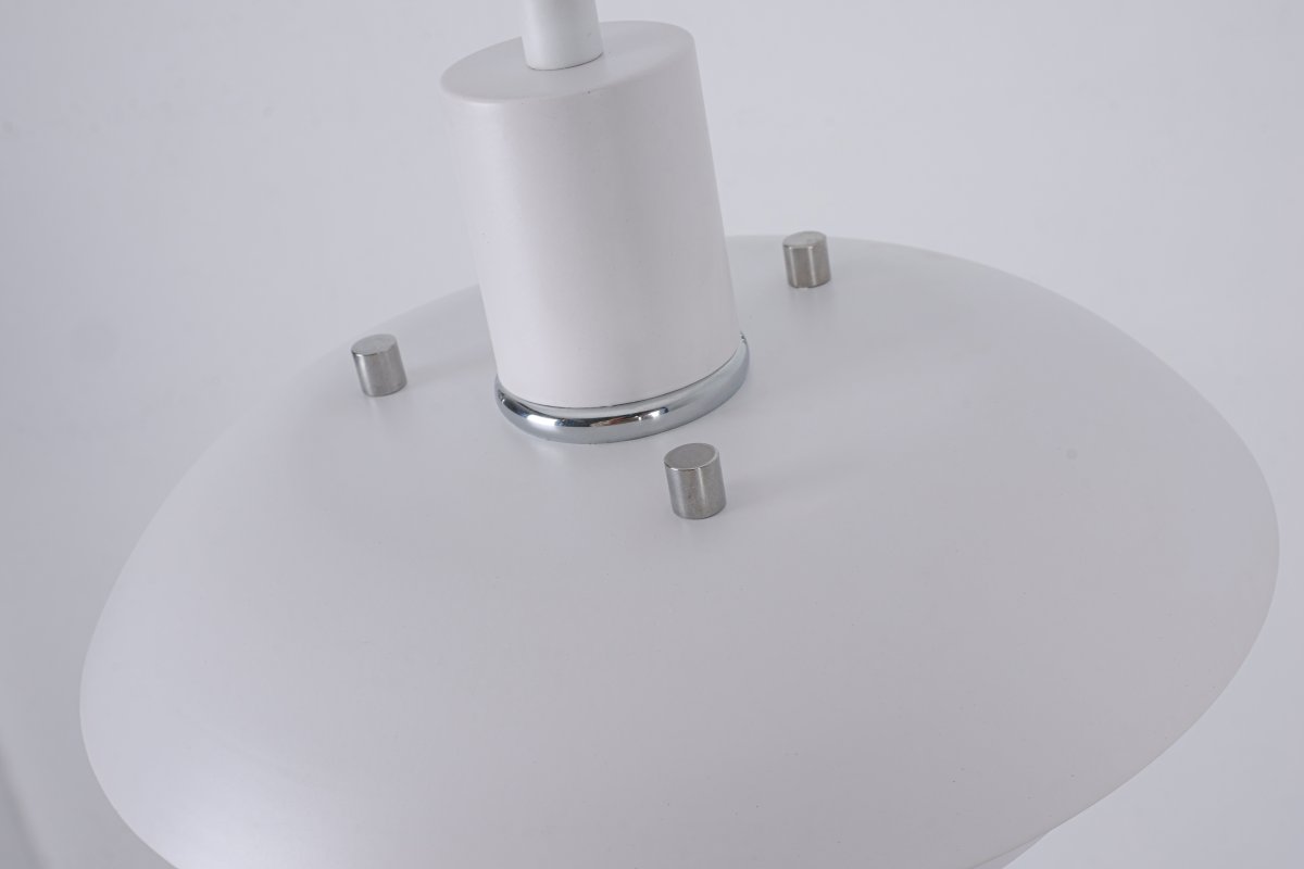 Stealth Ø20 Hvit vinduslampe Fra Nordic Lighting - For &aring; gj&oslash;re det enkelt for deg &aring; tilpasse utseendet, leveres Stealth med to sett med detaljer: knotter og ring i b&aring;de kromfinish og hvit finish.