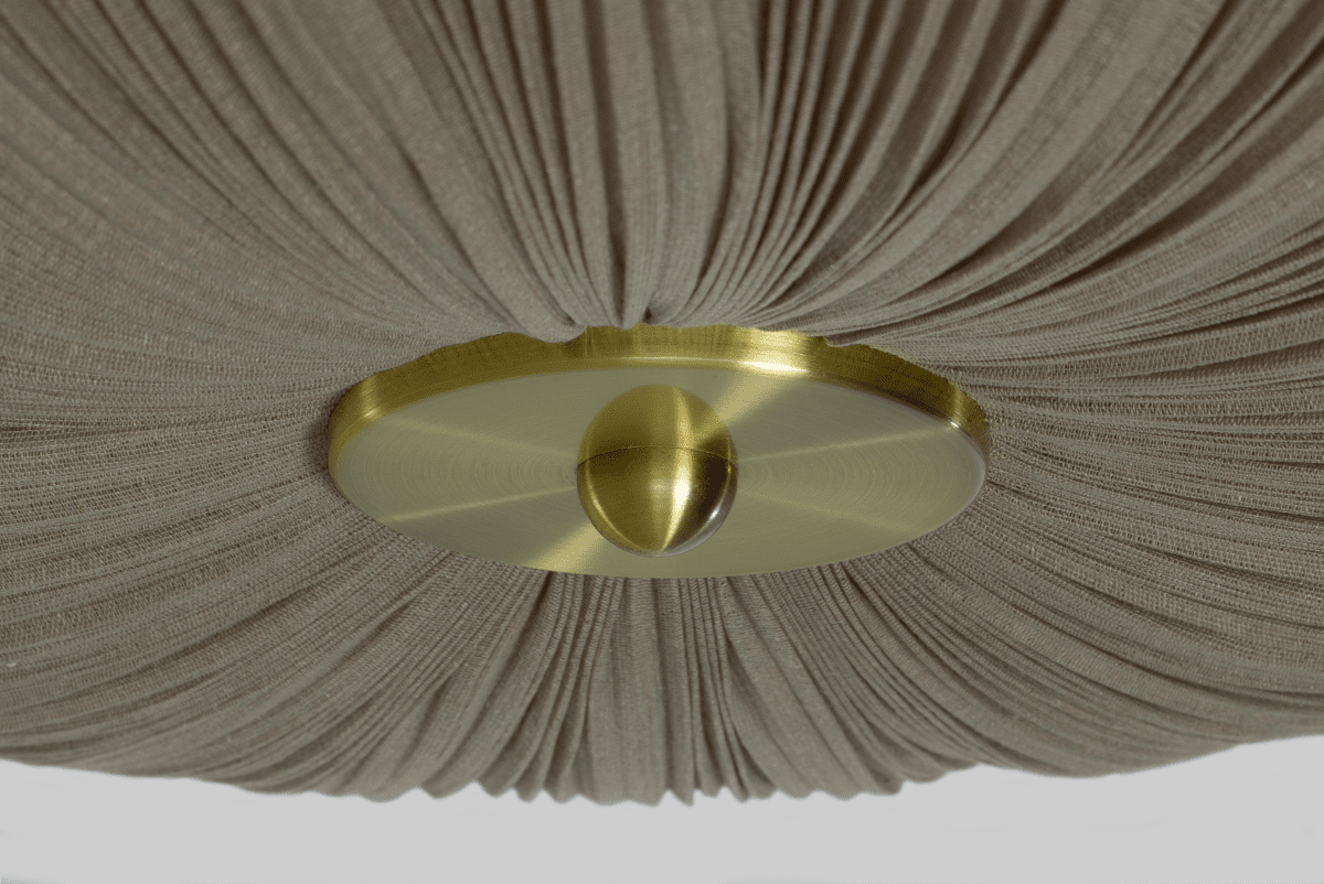 Lady Ø45 Grå plafond Fra Aneta Lighting - N&aring;r lampen er p&aring;, sprer et mykt og behagelig lys seg gjennom stoffet og skaper en varm atmosf&aelig;re i rommet.