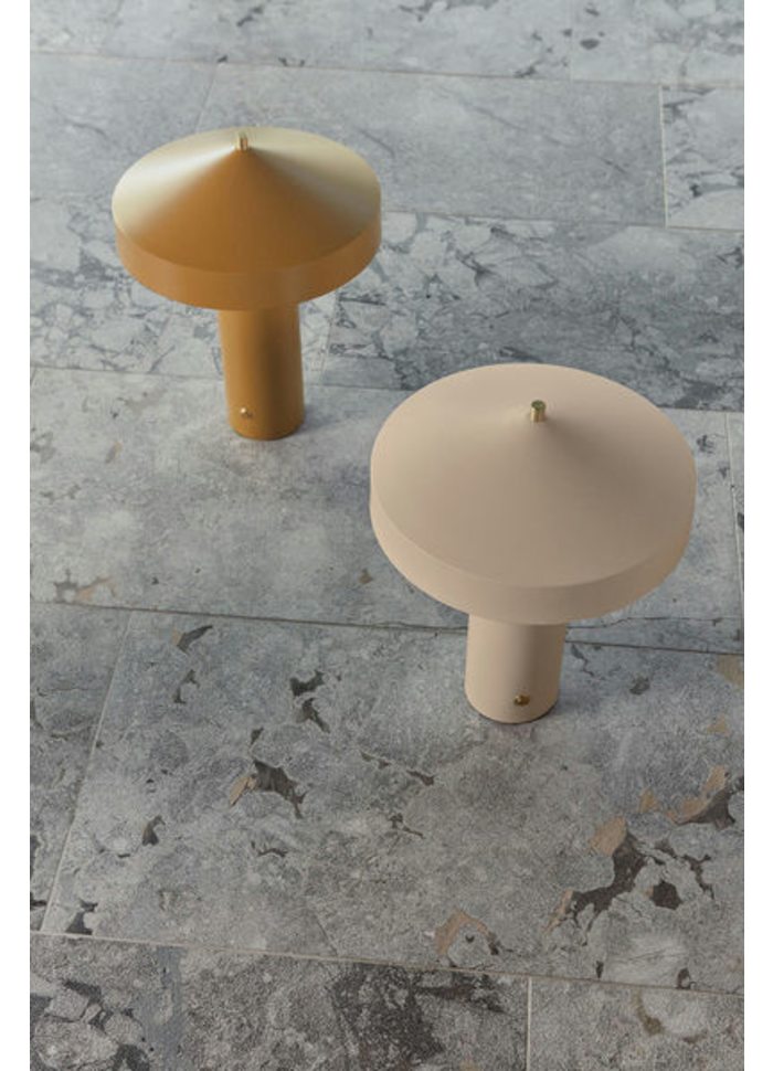 Hatto 40cm Mørk gul bordlampe Fra OYOY - Lampen er en del av den populære Hatto-serien og er tilgjengelig i flere moderne farger.