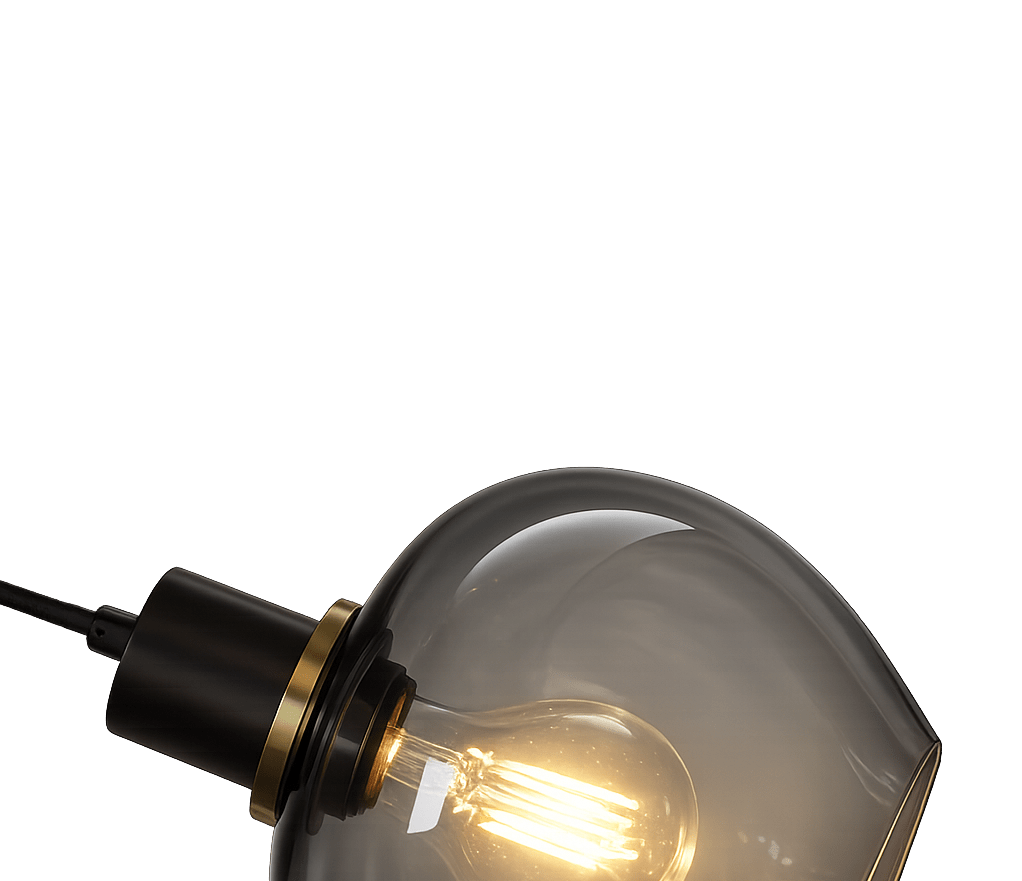 Ariston Ø20 Røykfarget vinduslampe Fra Lampan - Skjermen i r&oslash;kt glass gir et fint og behagelig lys, mens den b&oslash;rstede messingfinishen gir en moderne og eksklusiv f&oslash;lelse.