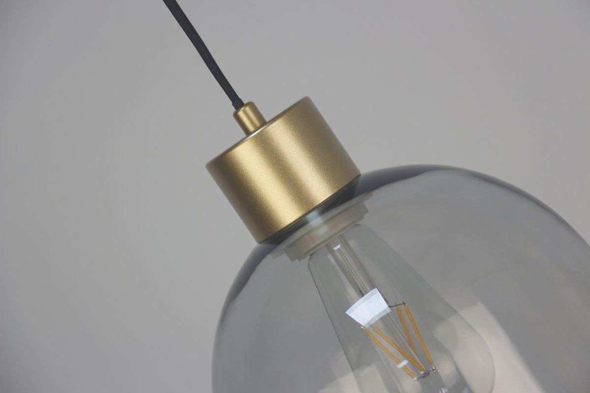 Origo Ø20 Røykfarget vinduslampe Fra Lampan - Skjermen i r&oslash;kt glass gir et mykt og stemningsfullt lys, mens detaljene i matt gullfinish gir en varm og eksklusiv f&oslash;lelse.