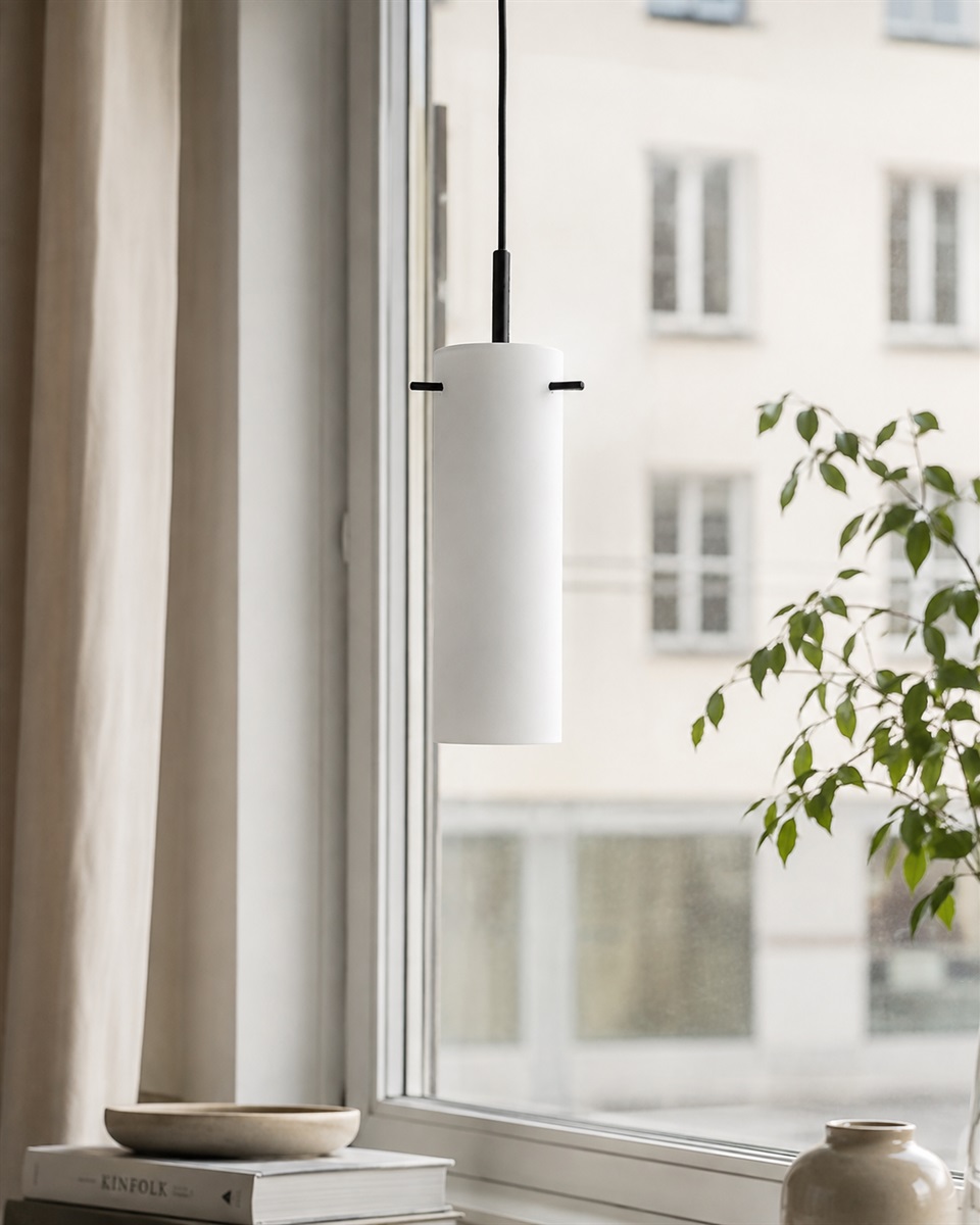 Cilinda Ø7 Svart og hvitt vinduslampe Fra Nordic Lighting - Cilinda er en tidløs vinduslampe med stilig design.