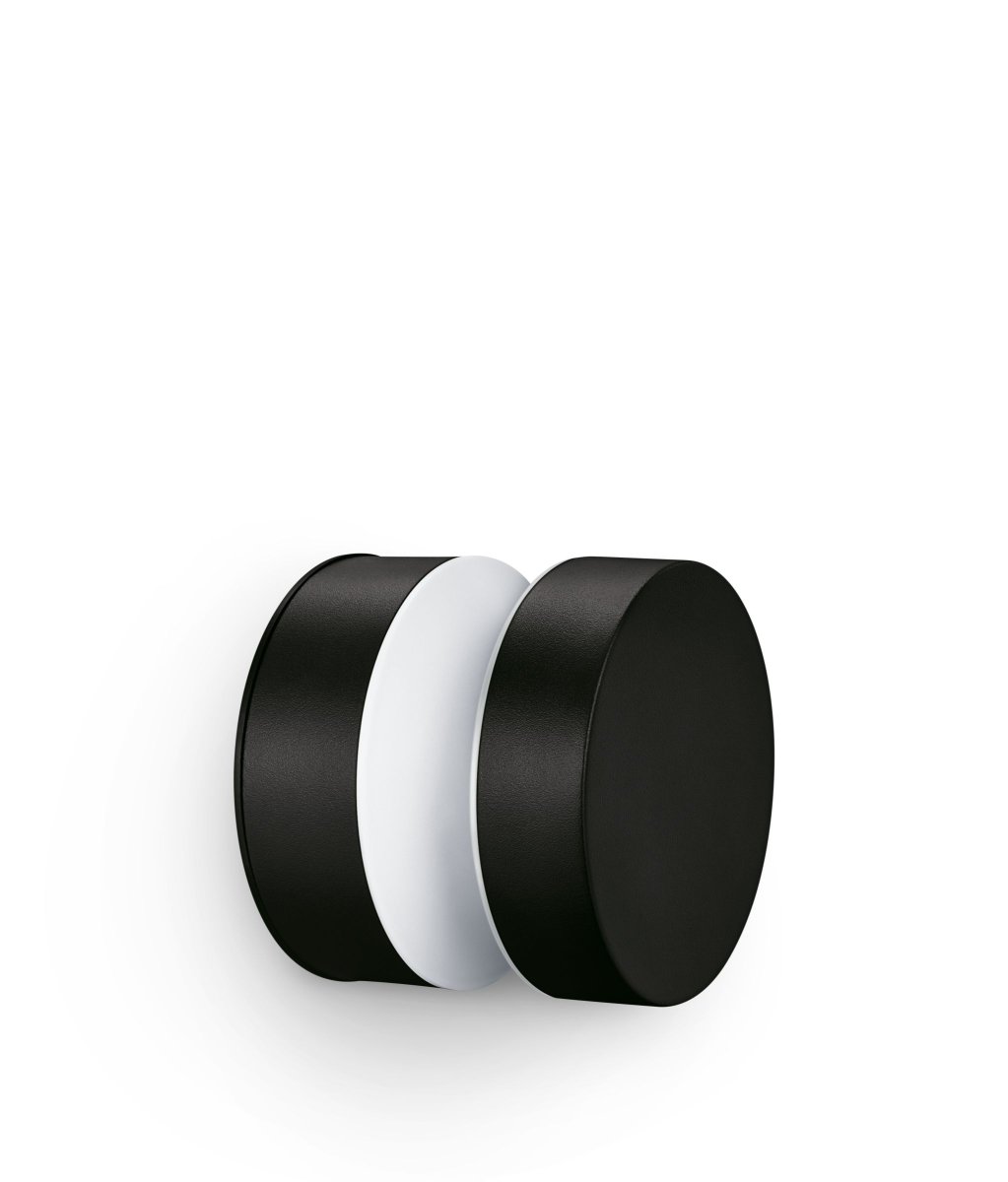 Laven Svart utendørslampe Fra Philips - Designet i henhold til de nyeste trendene og livsstilene, skaper denne Laven utendørslampen stemningen du alltid har ønsket deg.