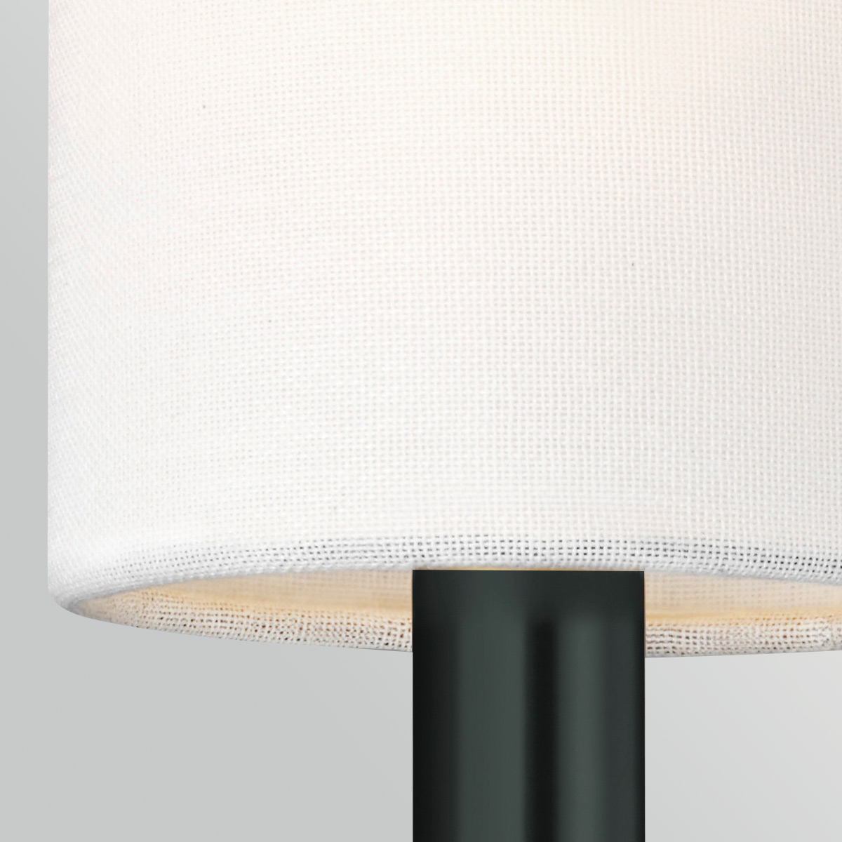 Brianna 36cm Svart vegglampe Fra Elstead Lighting - Lampen er laget av svart metall og har en mykt buet arm som skaper en fin kontrast mot den rette veggplaten.