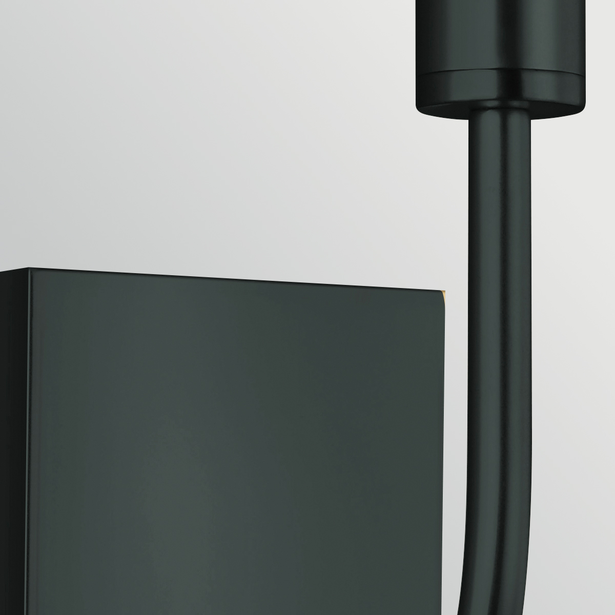 Brianna 36cm Svart vegglampe Fra Elstead Lighting - Lampen er laget av svart metall og har en mykt buet arm som skaper en fin kontrast mot den rette veggplaten.