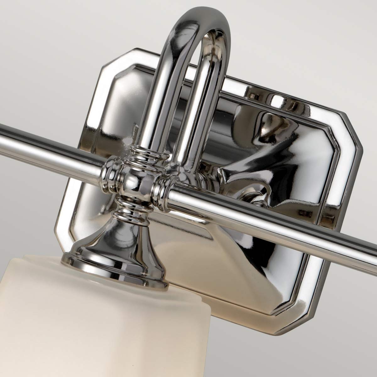 Concord 53cm Krom baderomslampe Fra Elstead Lighting - Med en IP44-klassifisering er Concord beskyttet mot fuktighet og vannsprut, noe som gjør den ideell for plassering ved speilet eller langs veggen.
