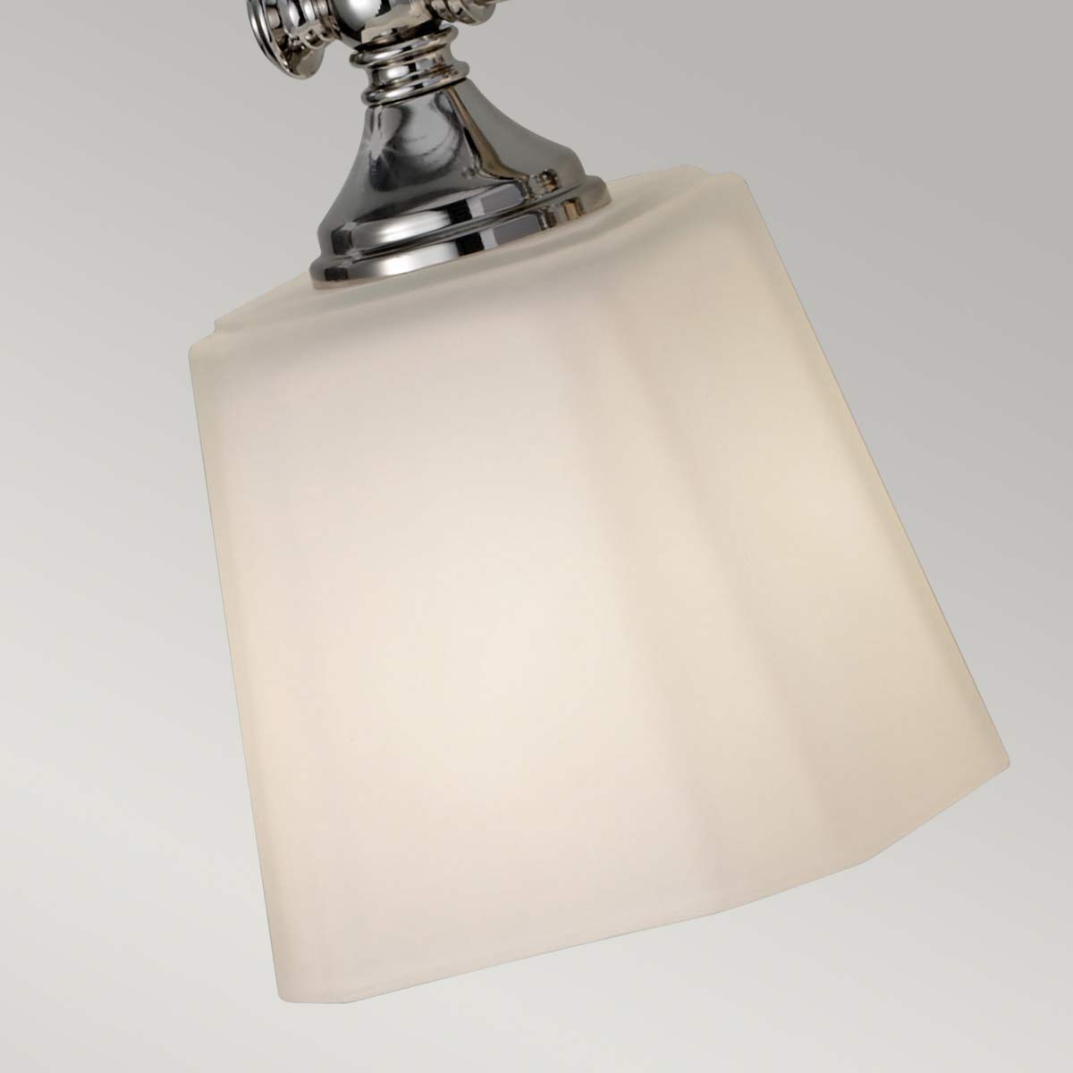 Concord 53cm Krom baderomslampe Fra Elstead Lighting - Med en IP44-klassifisering er Concord beskyttet mot fuktighet og vannsprut, noe som gjør den ideell for plassering ved speilet eller langs veggen.
